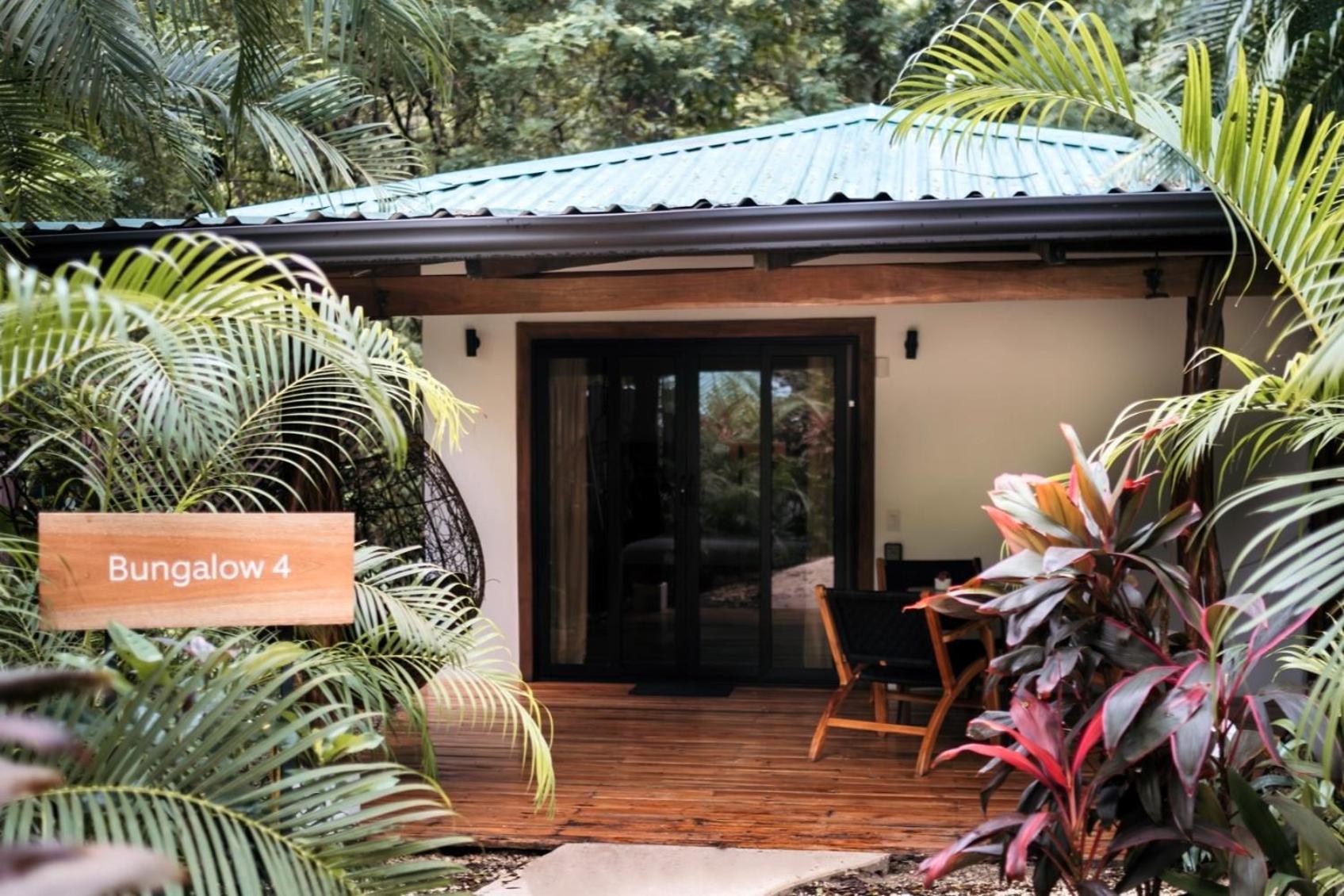 Makanas Beach Bungalows