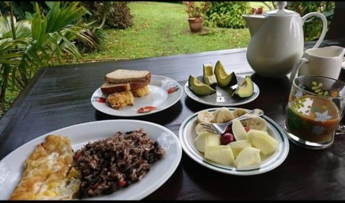 Cabinas las Manzanas Bed y Breakfast