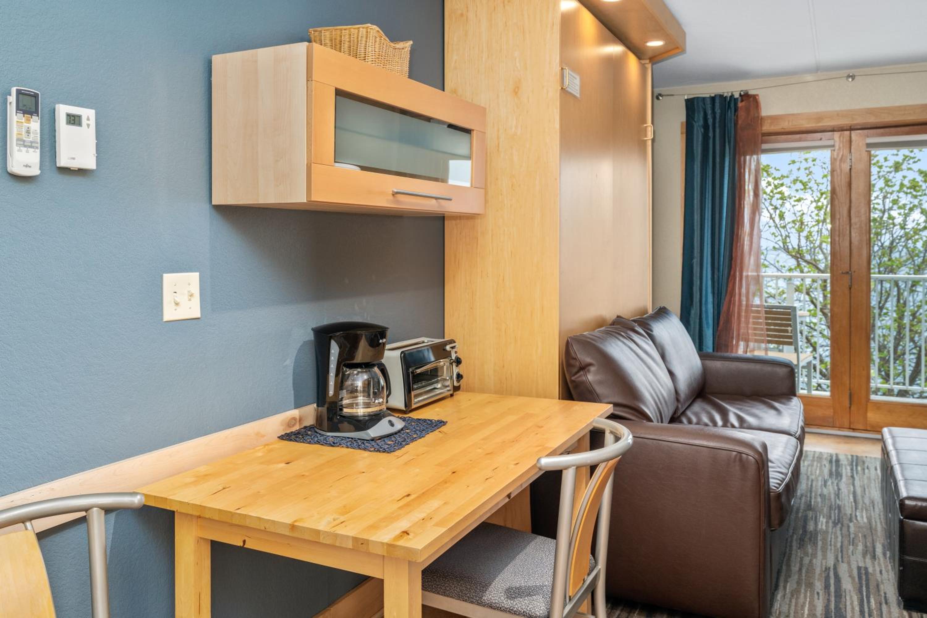 East Bay Suites