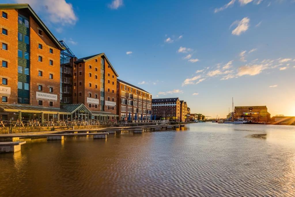 Gloucester Vacations - Modern Apartment Steps from Gloucester Quays - Property Image 9