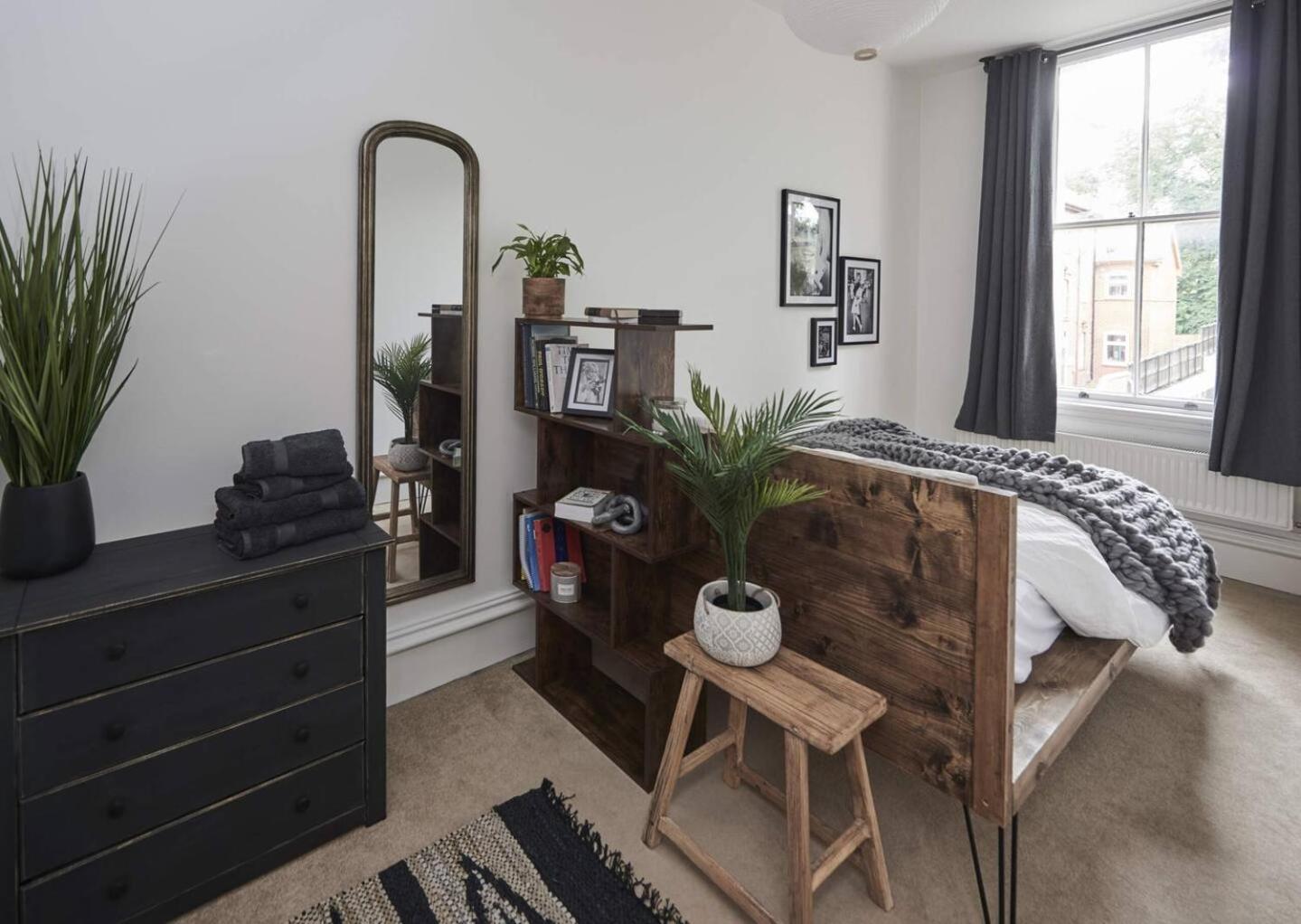 Dudley-Spacious Exec 2 bed - Long stay - Parking! view 3
