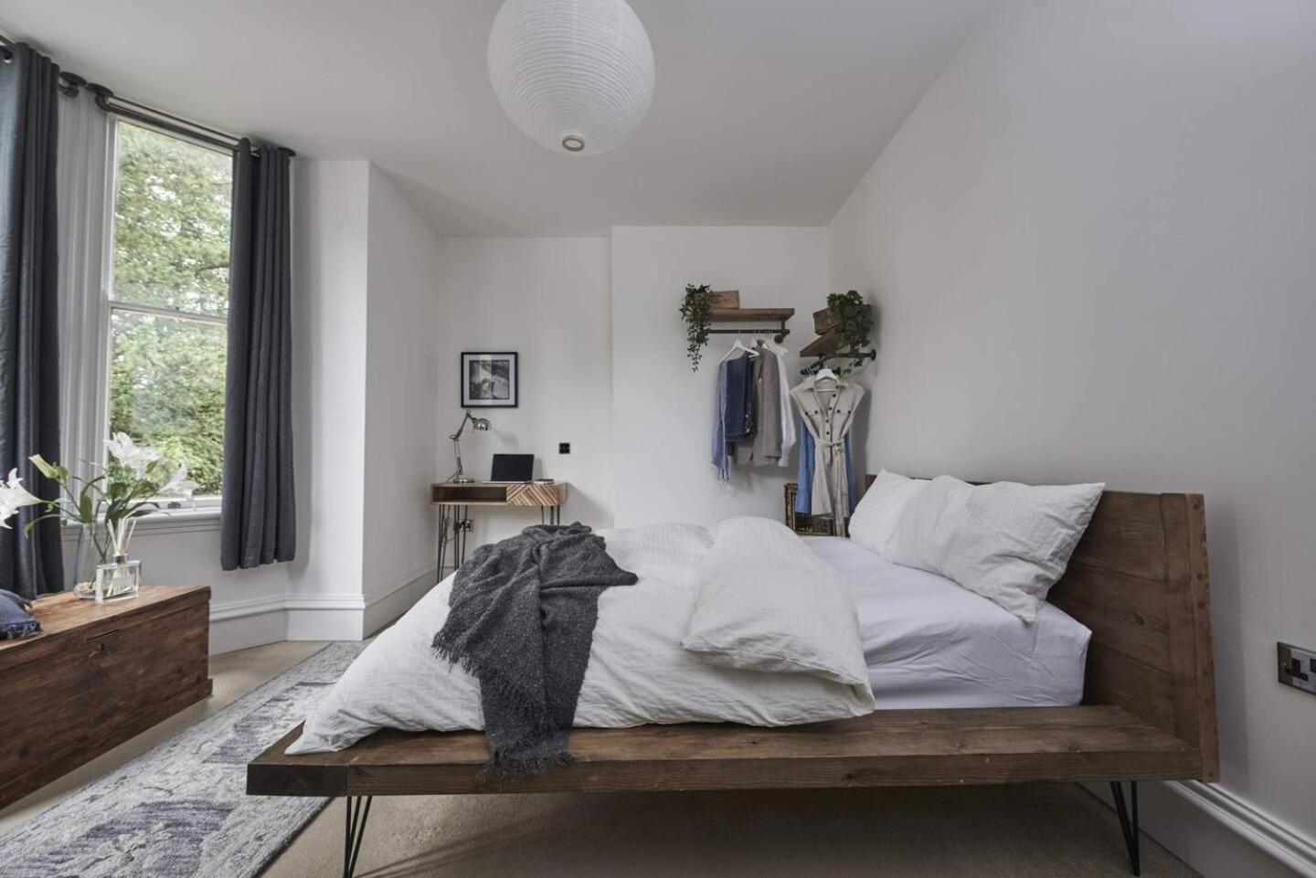 Dudley-Spacious Exec 2 bed - Long stay - Parking! view 2