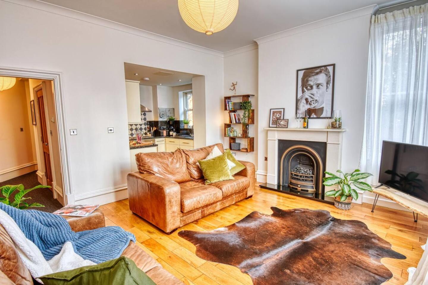 Dudley-Spacious Exec 1 bed - Long stay - Parking! view 2