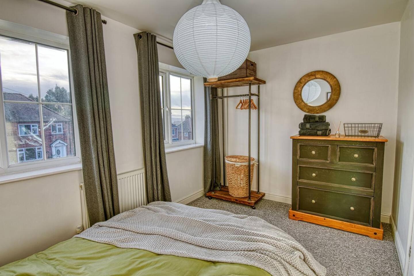 Gornal Dudley-2bed-Contractor &Long stay -Parking view 2