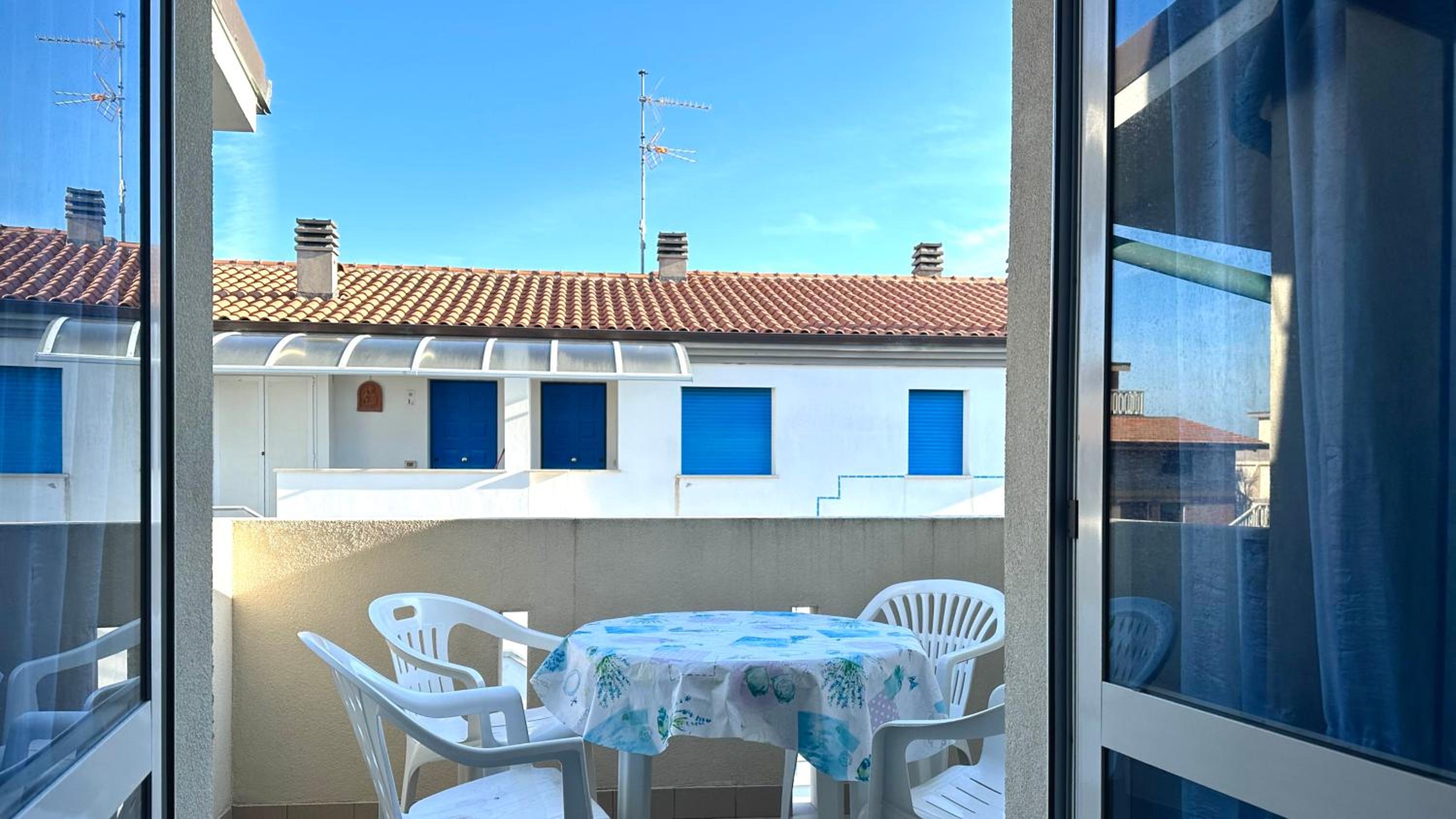 Trilocale con terrazzino a 30mt dal mare di Fano - F005 view 2
