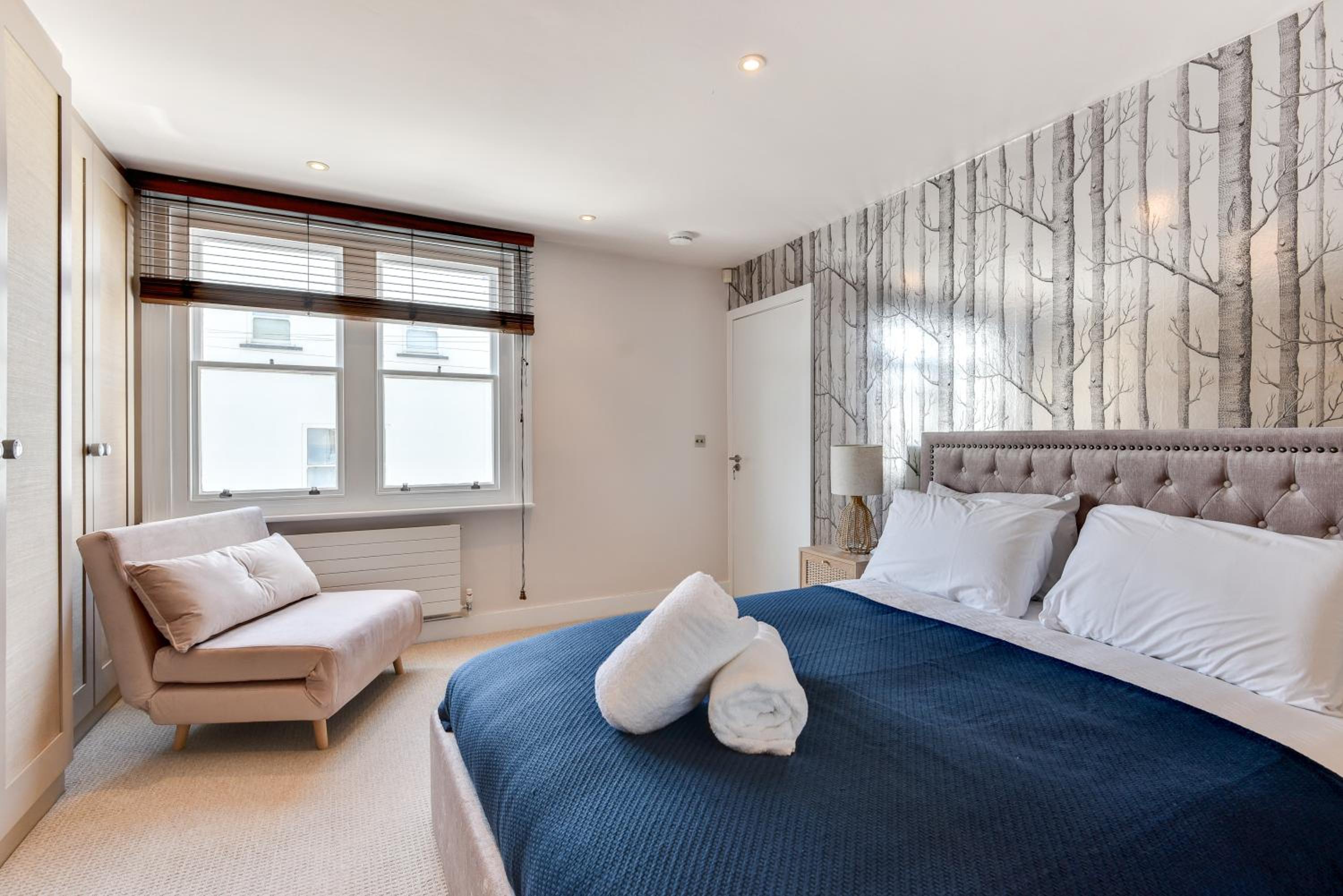 Charming Home with Complimentary Parking Close to the Seafront