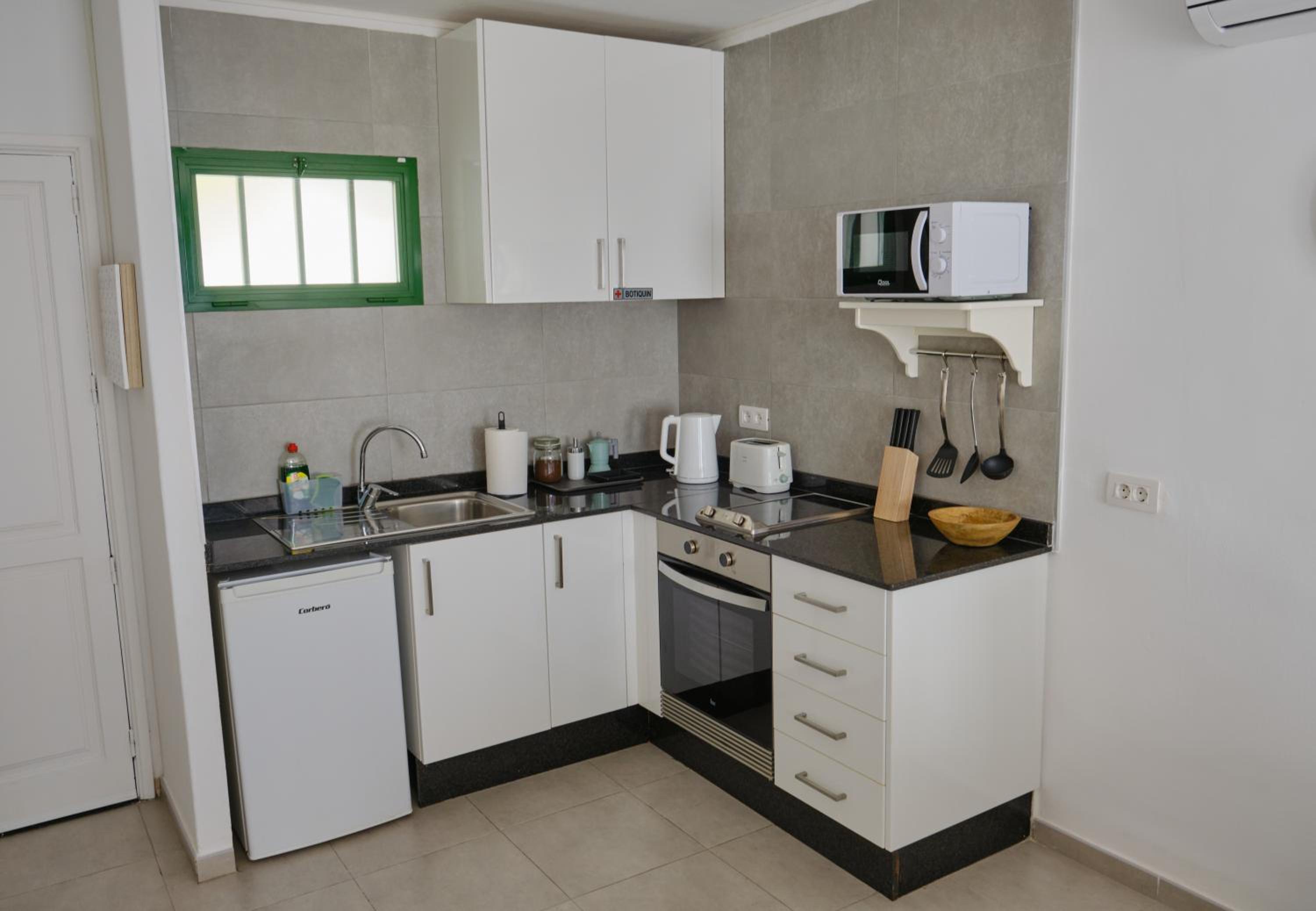 TOP FLOOR OCEAN VIEWS Lanzamar - Renovated Gem with a Sunny, Private Terrace & Elevator & Pool - Puerto del Carmen