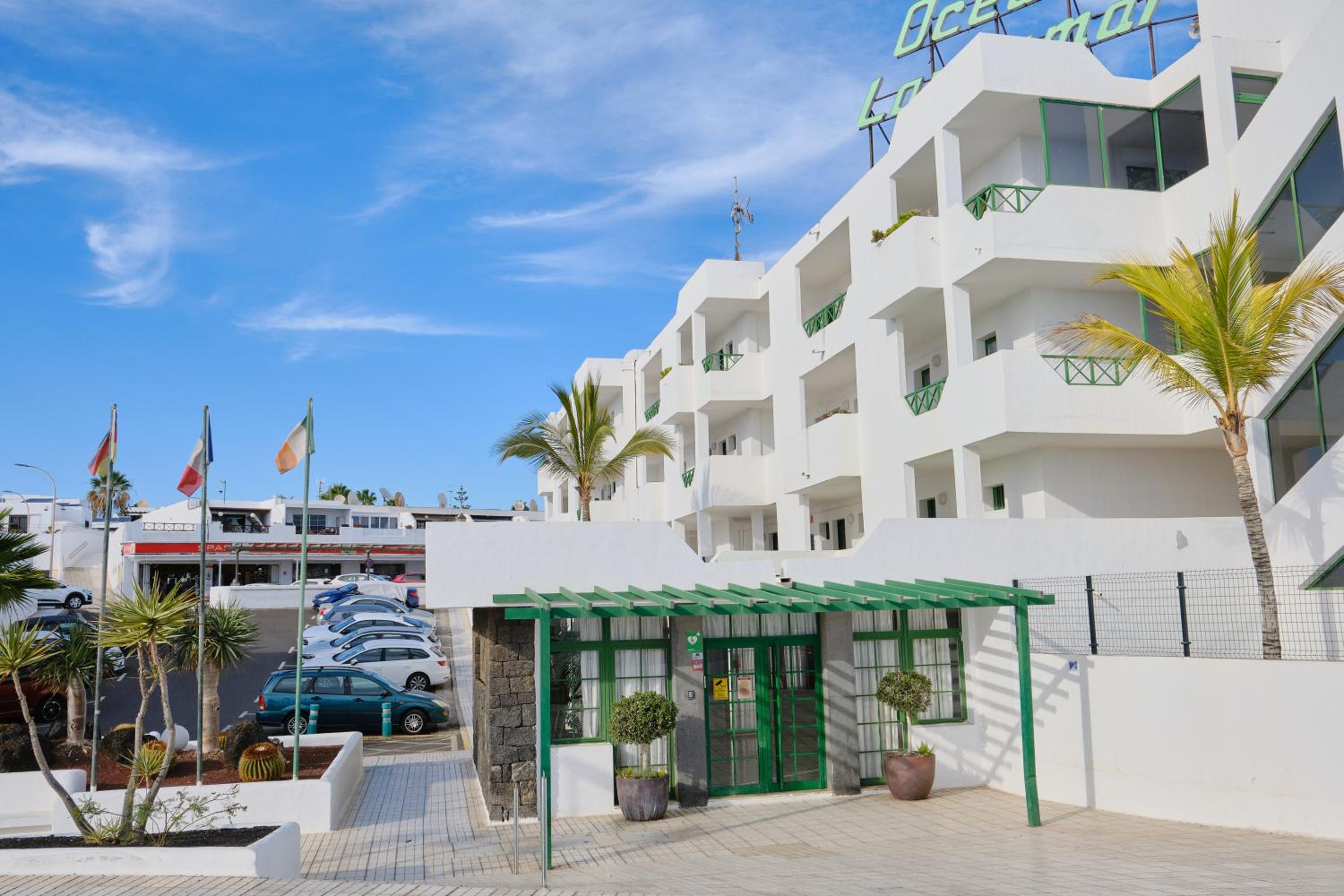 TOP FLOOR OCEAN VIEWS Lanzamar - Renovated Gem with a Sunny, Private Terrace & Elevator & Pool - Puerto del Carmen