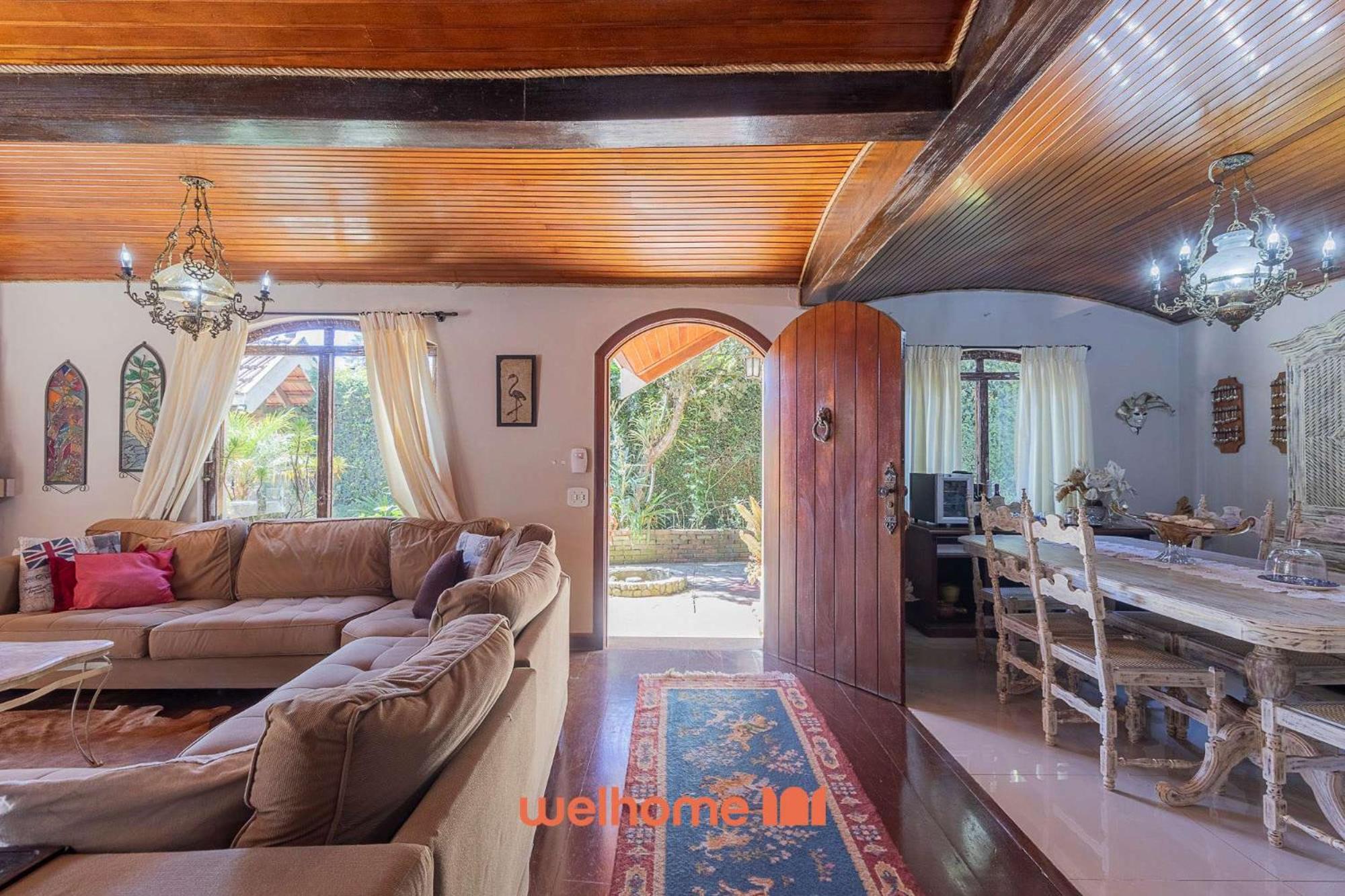 Casa em Campos do Jordão com Varanda e Lareira