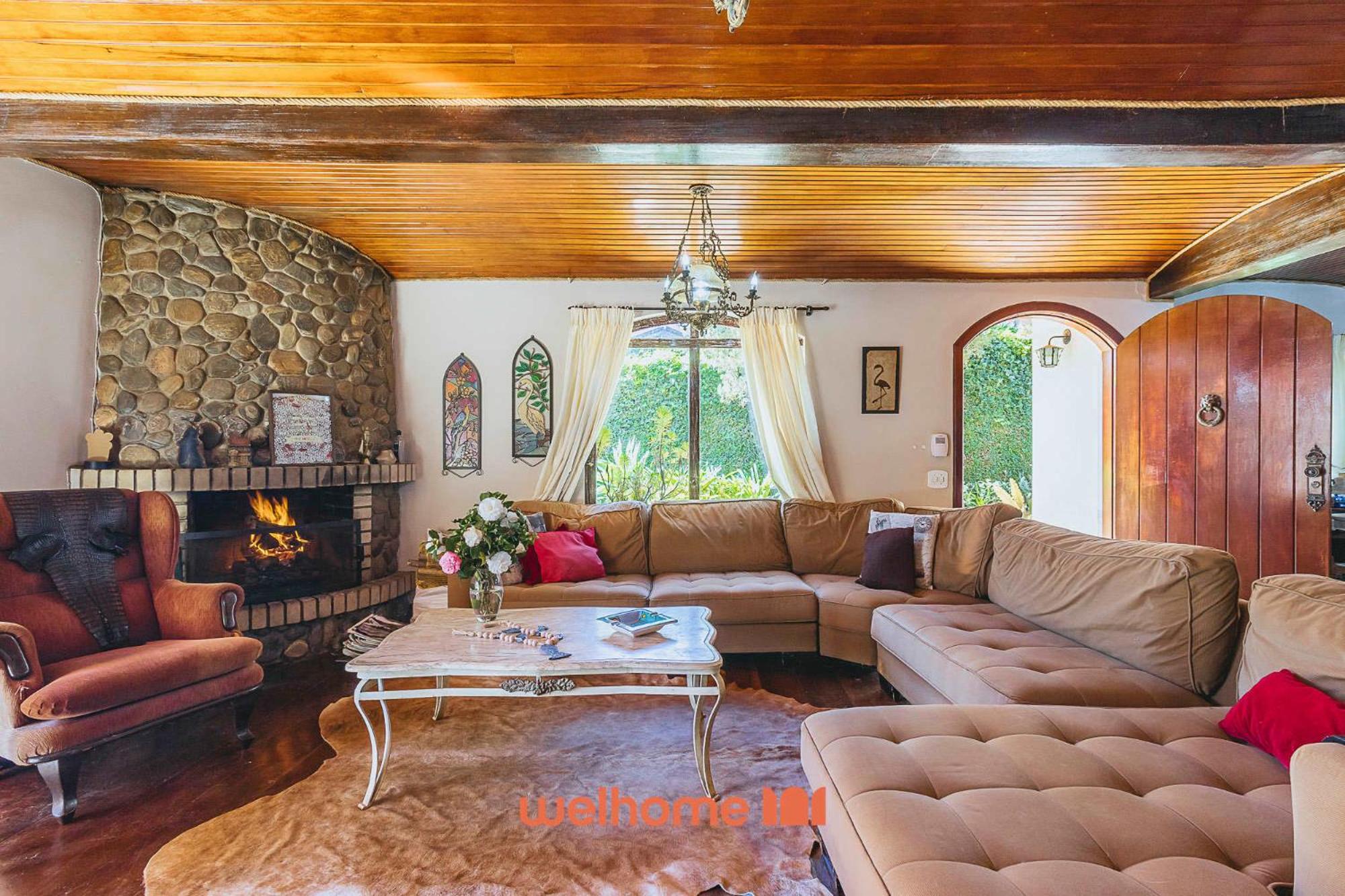 Casa em Campos do Jordão com Varanda e Lareira