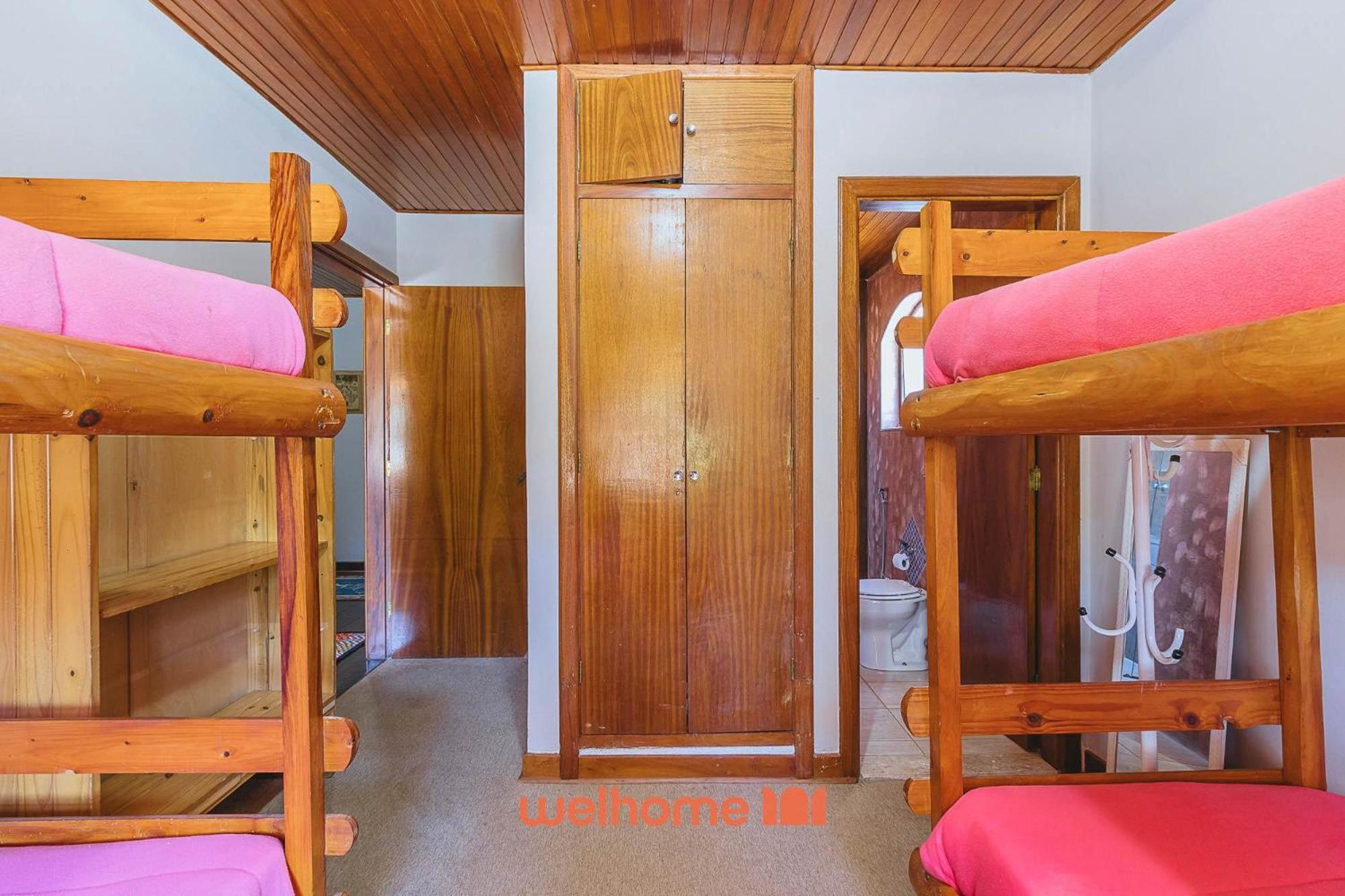 Casa em Campos do Jordão com Varanda e Lareira
