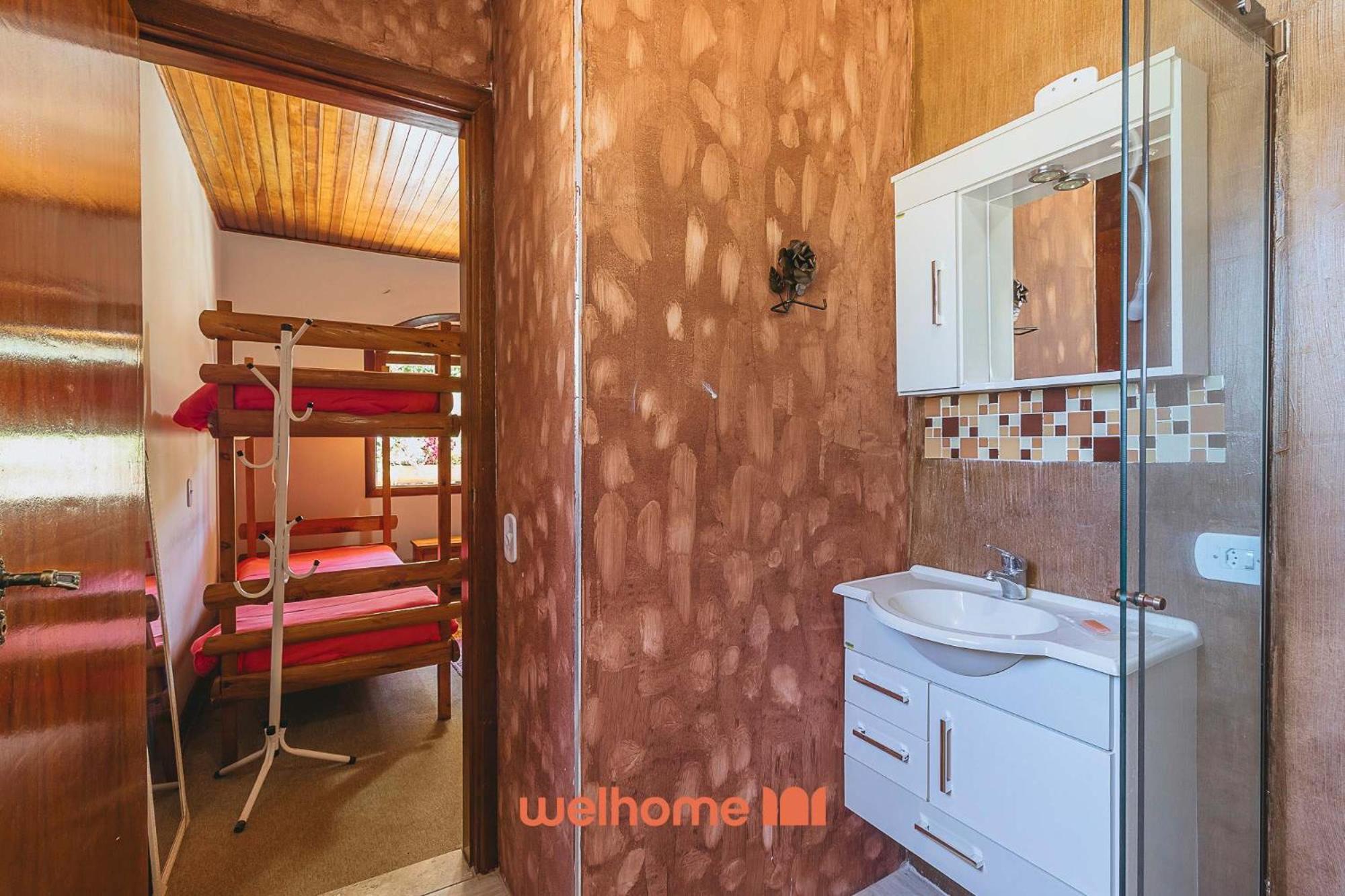 Casa em Campos do Jordão com Varanda e Lareira