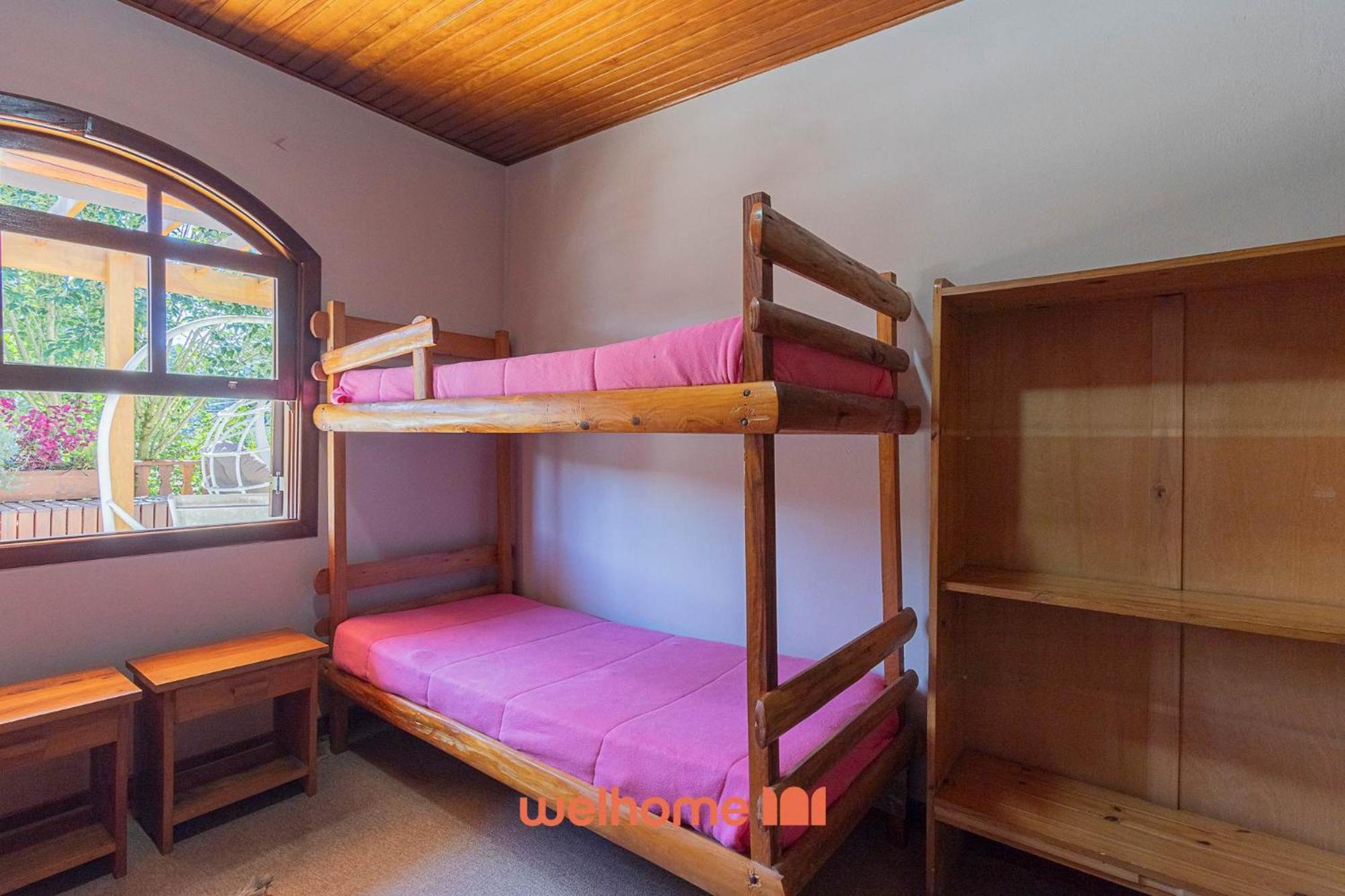 Casa em Campos do Jordão com Varanda e Lareira