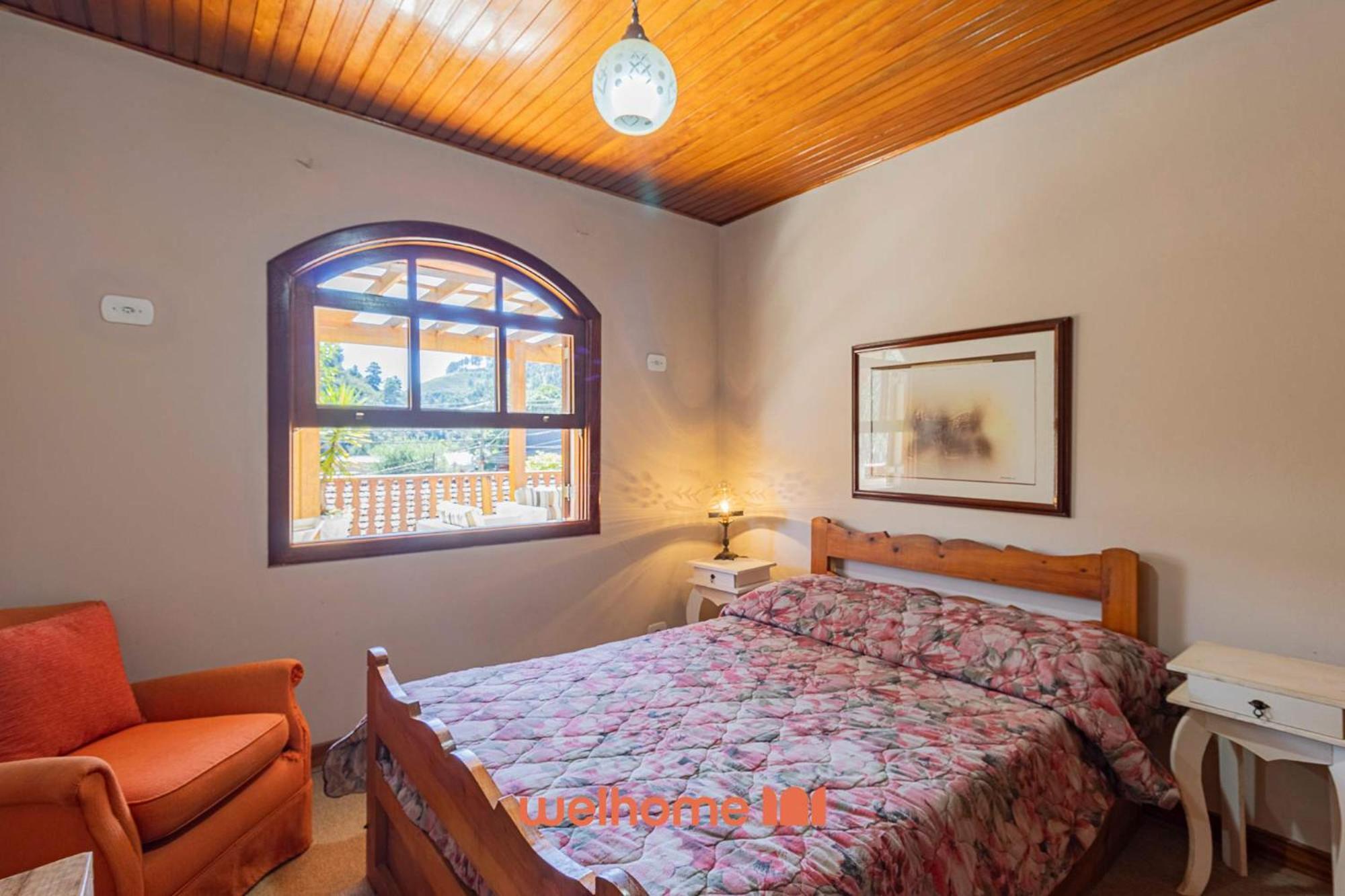 Casa em Campos do Jordão com Varanda e Lareira