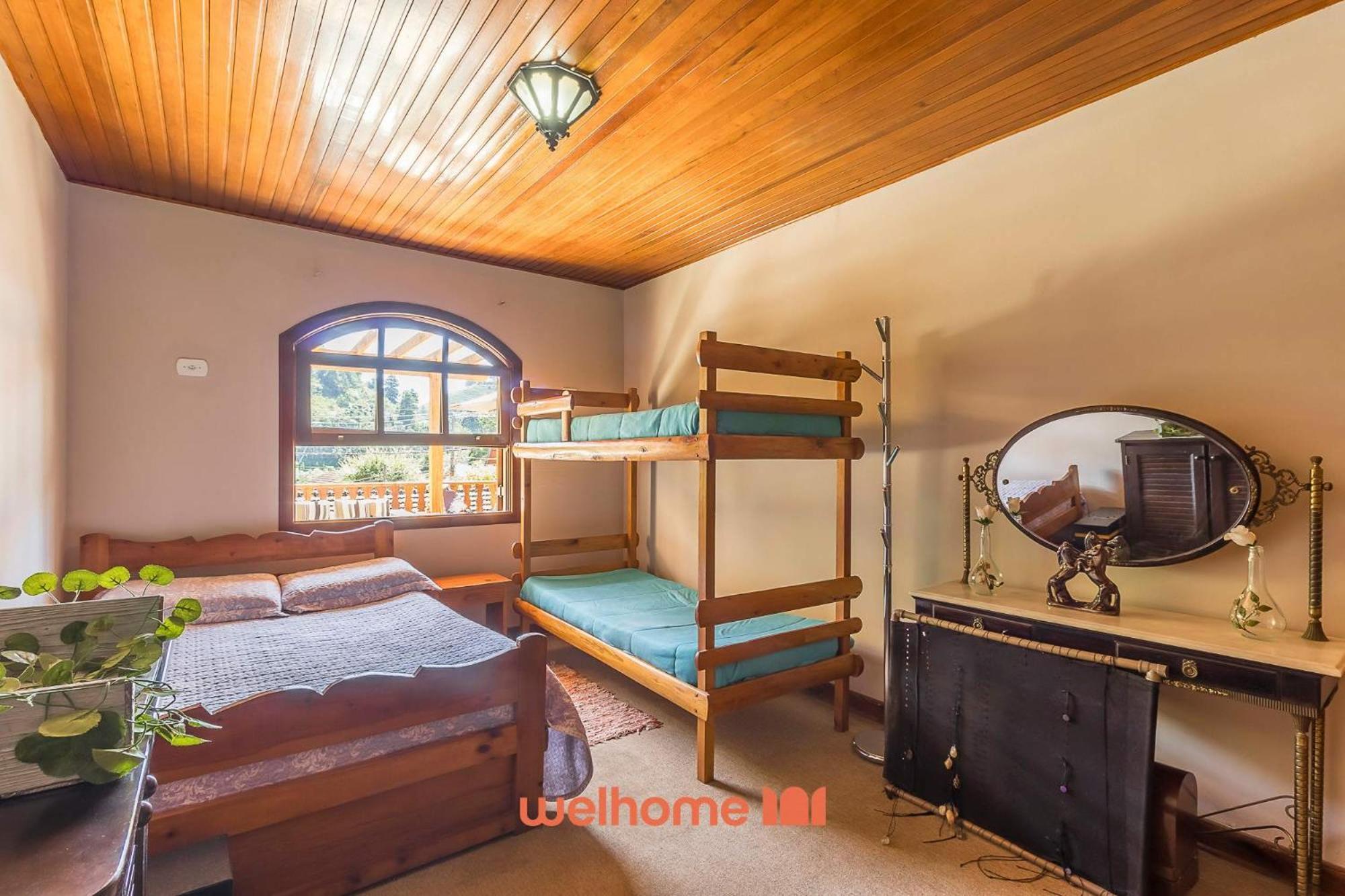 Casa em Campos do Jordão com Varanda e Lareira