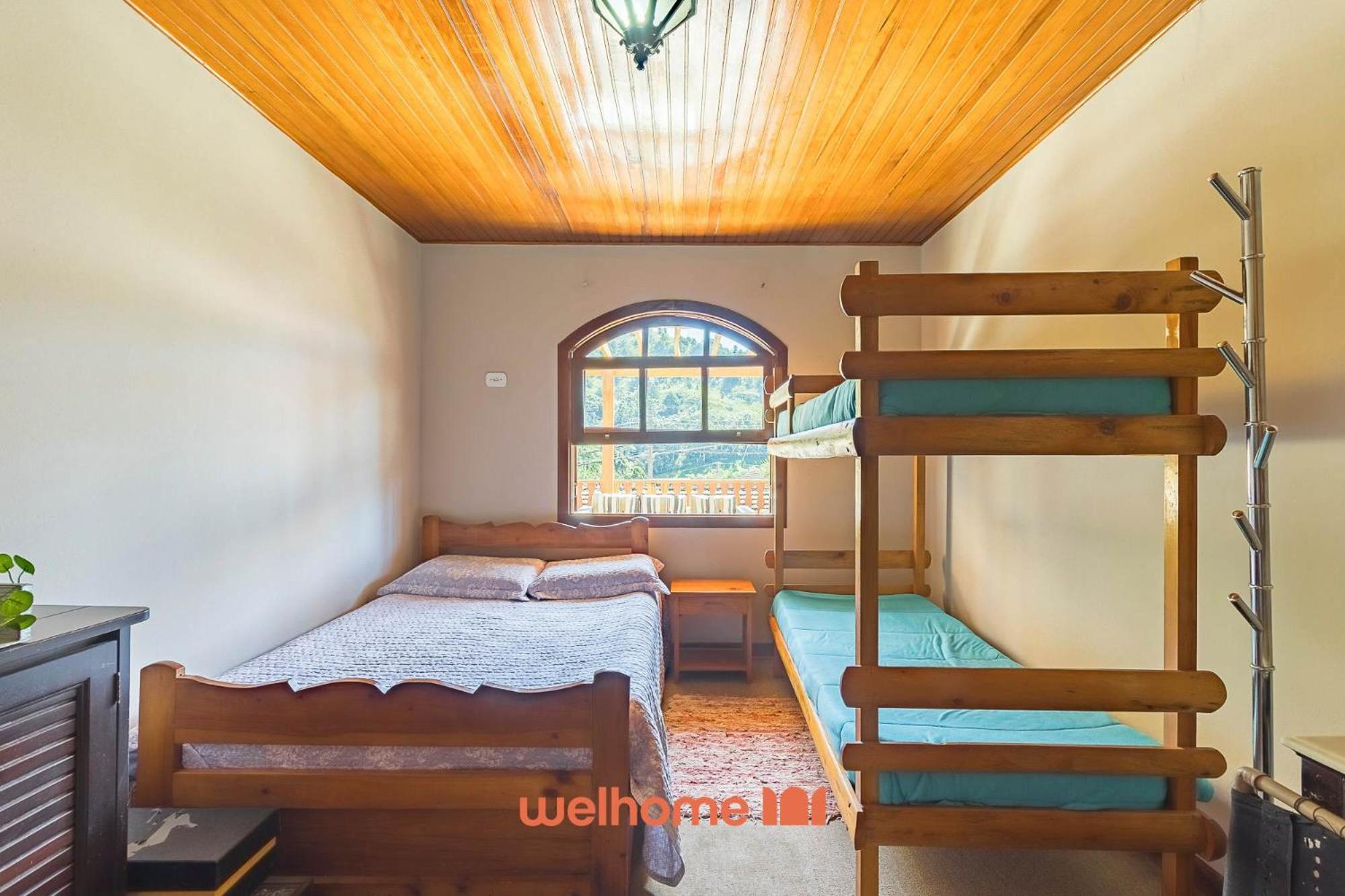 Casa em Campos do Jordão com Varanda e Lareira