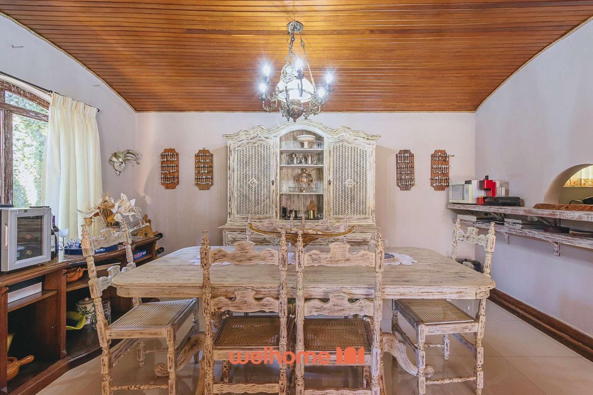 Casa em Campos do Jordão com Varanda e Lareira