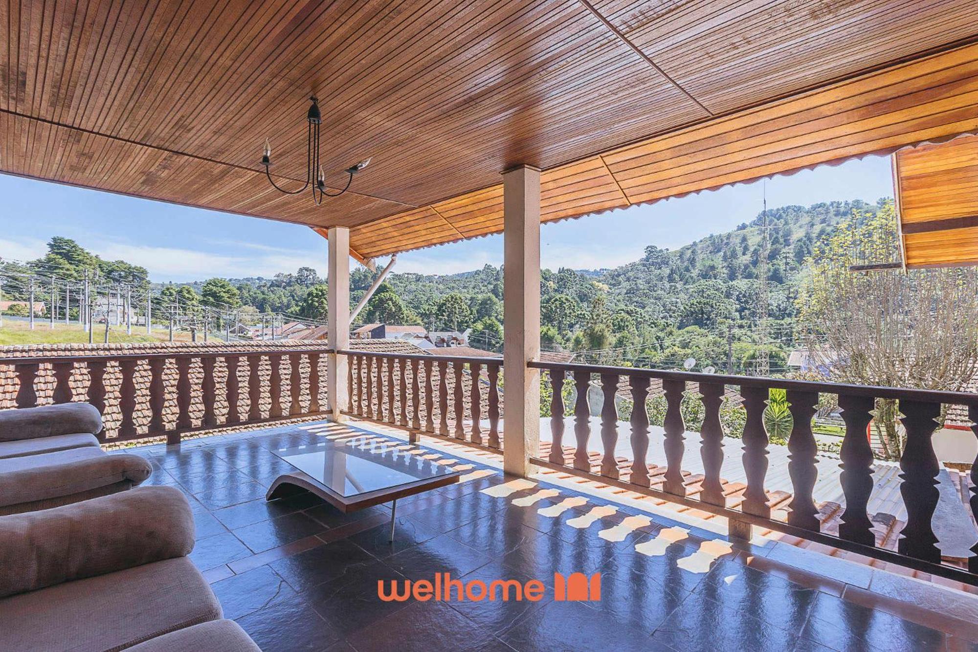 Casa em Campos do Jordão com Varanda e Lareira