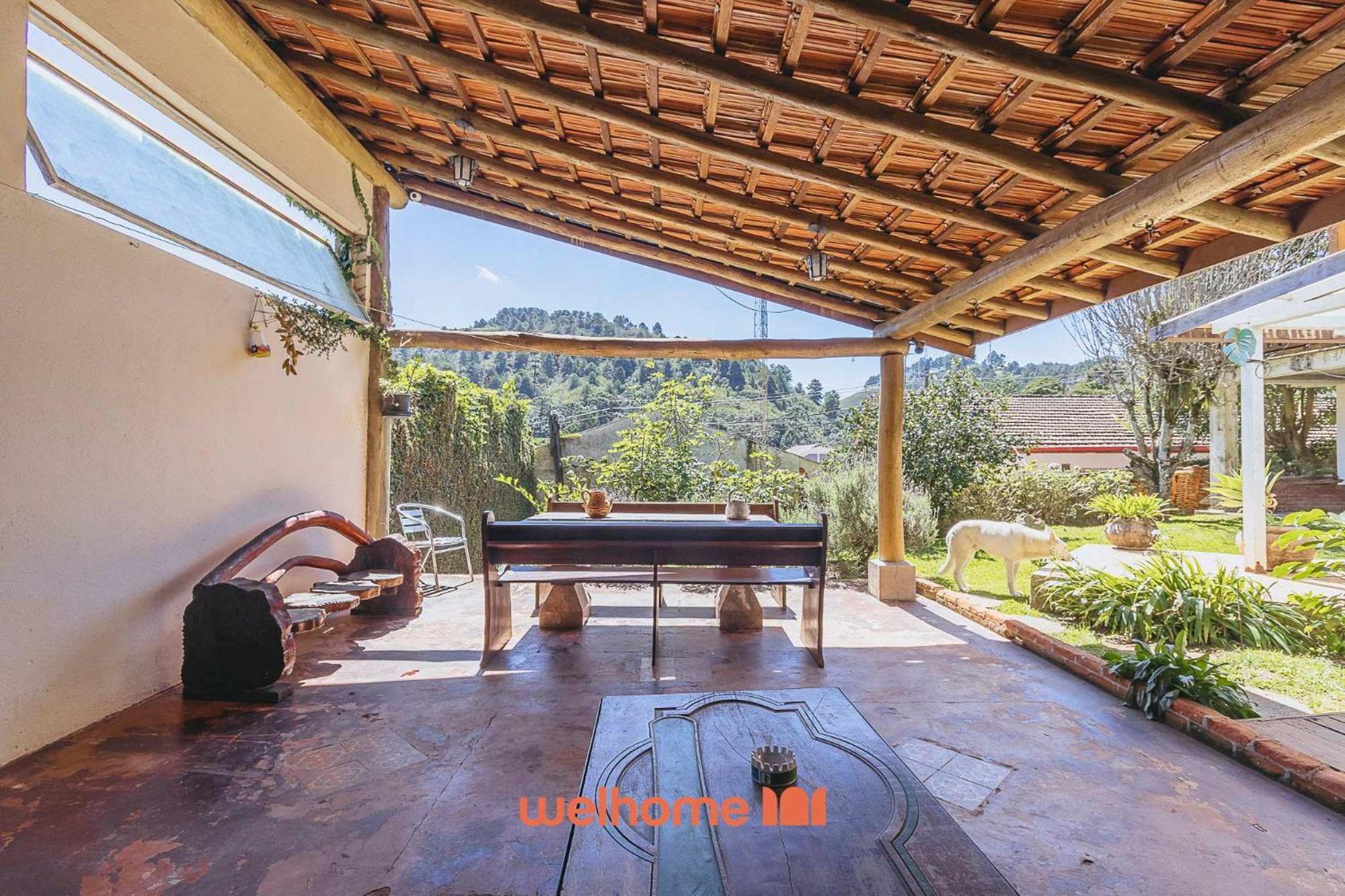 Casa em Campos do Jordão com Varanda e Lareira