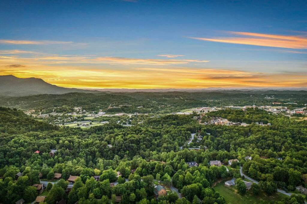 Holiday Hideaway 3 BR - Best Location and Views, Hot Tub, Theater, Sleeps 12 view 3