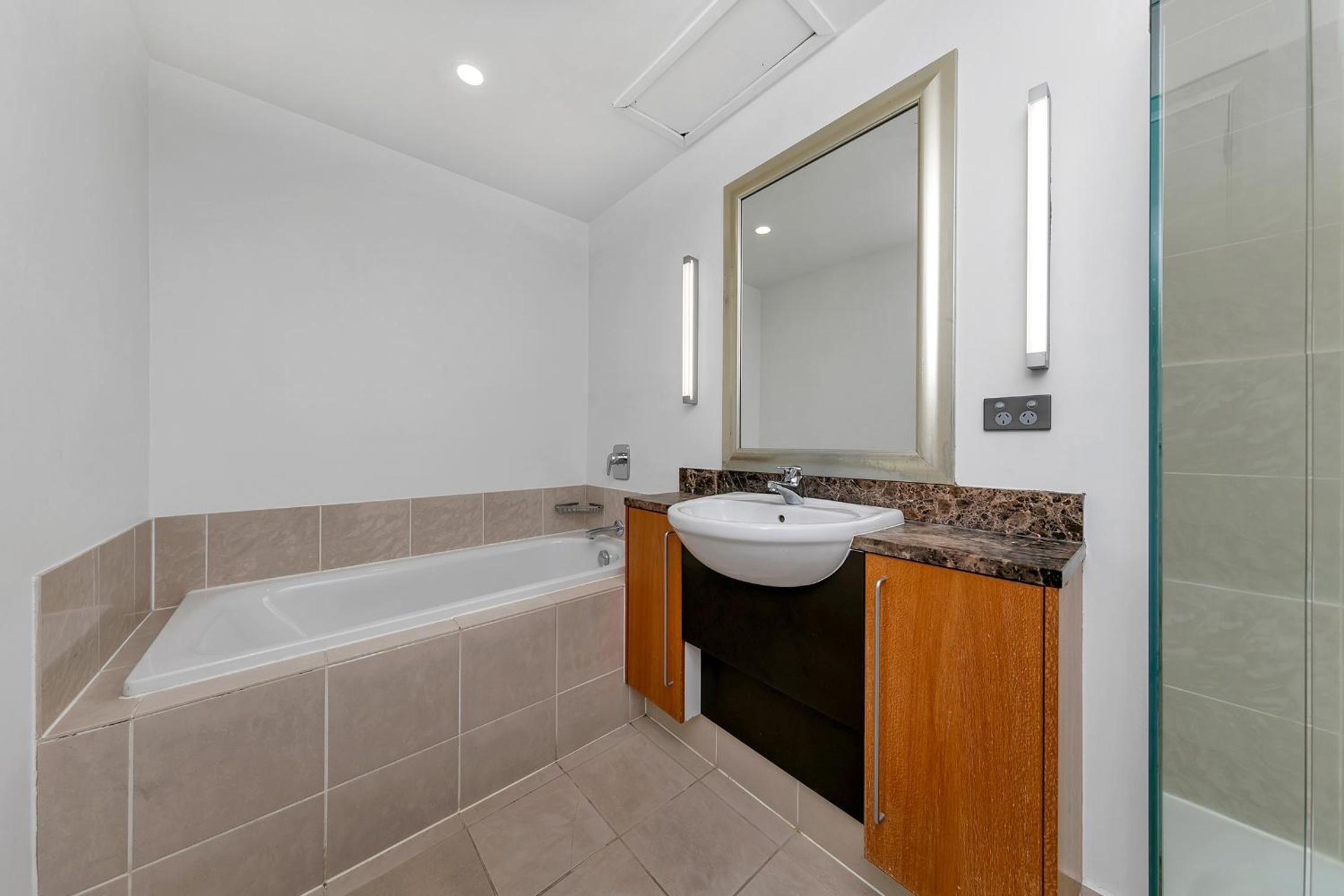 Elegant Waterfront Apartment with Harbour View view 4