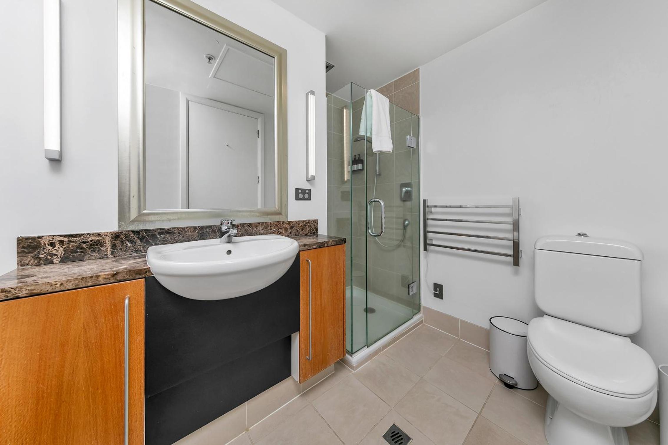 Elegant Waterfront Apartment with Harbour View view 5