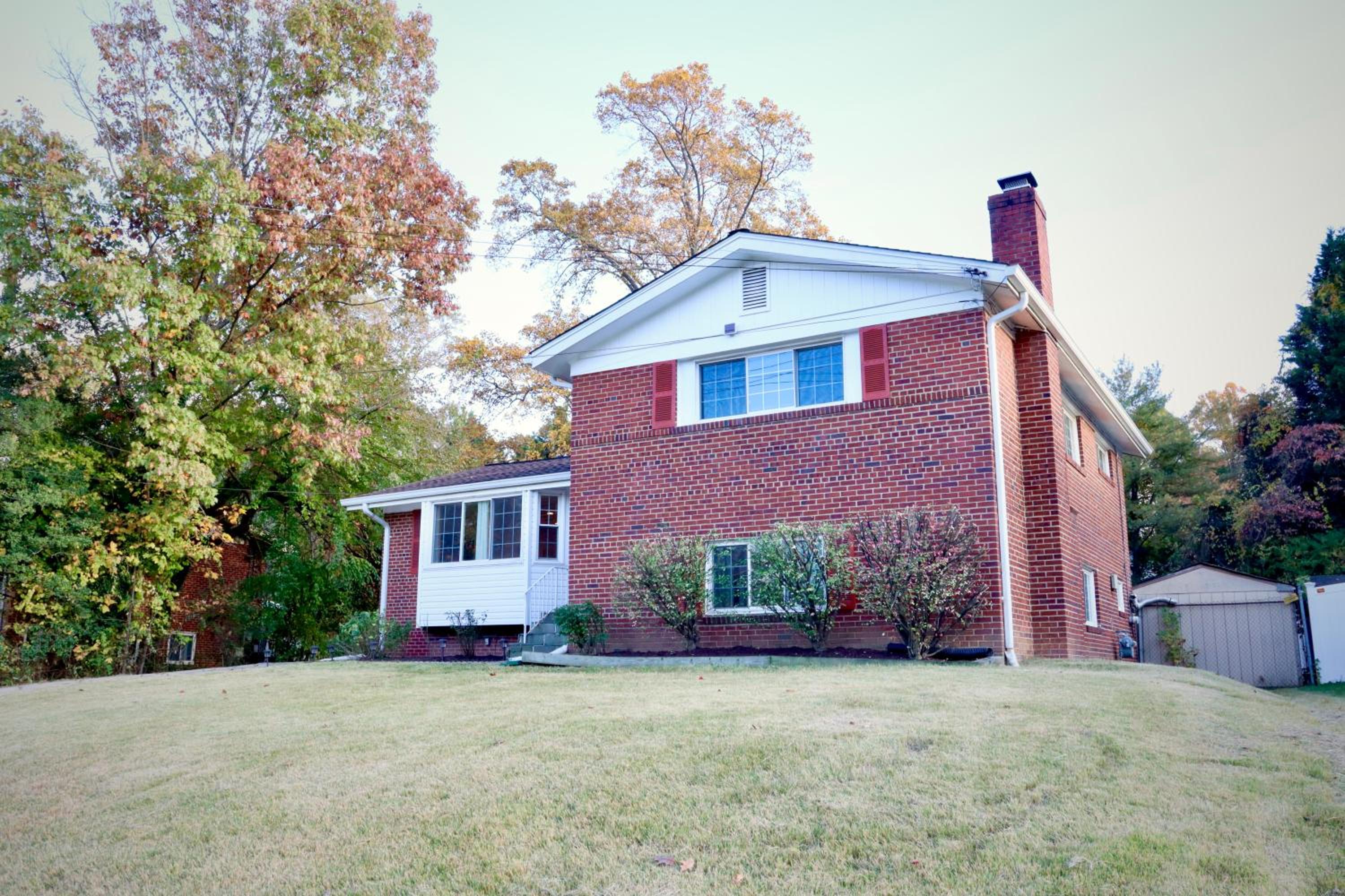 Cozy Modern 4 Bd 3 bath Retreat Free Private Parking sleep 8 view 3