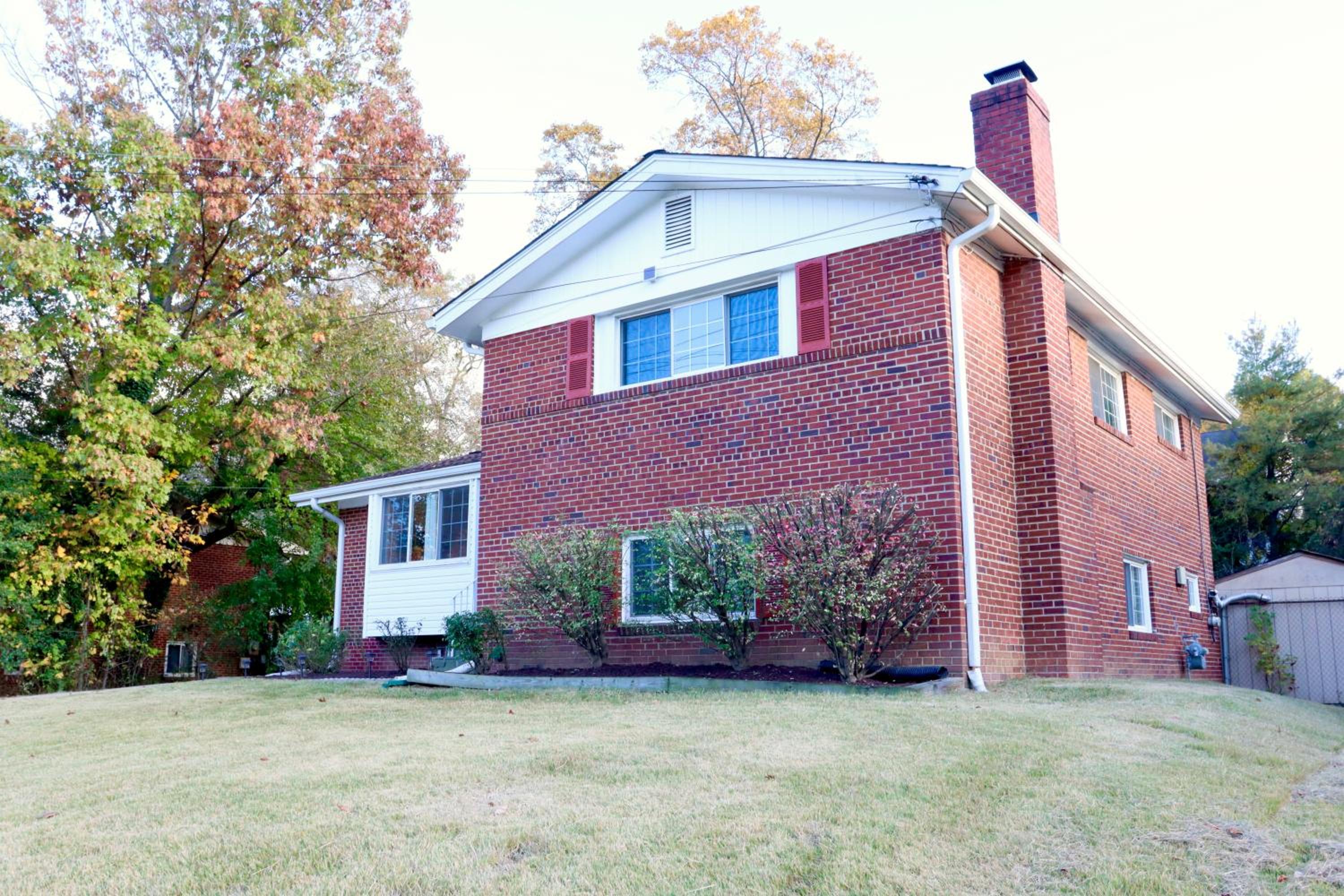 Cozy Modern 4 Bd 3 bath Retreat Free Private Parking sleep 8 view 4