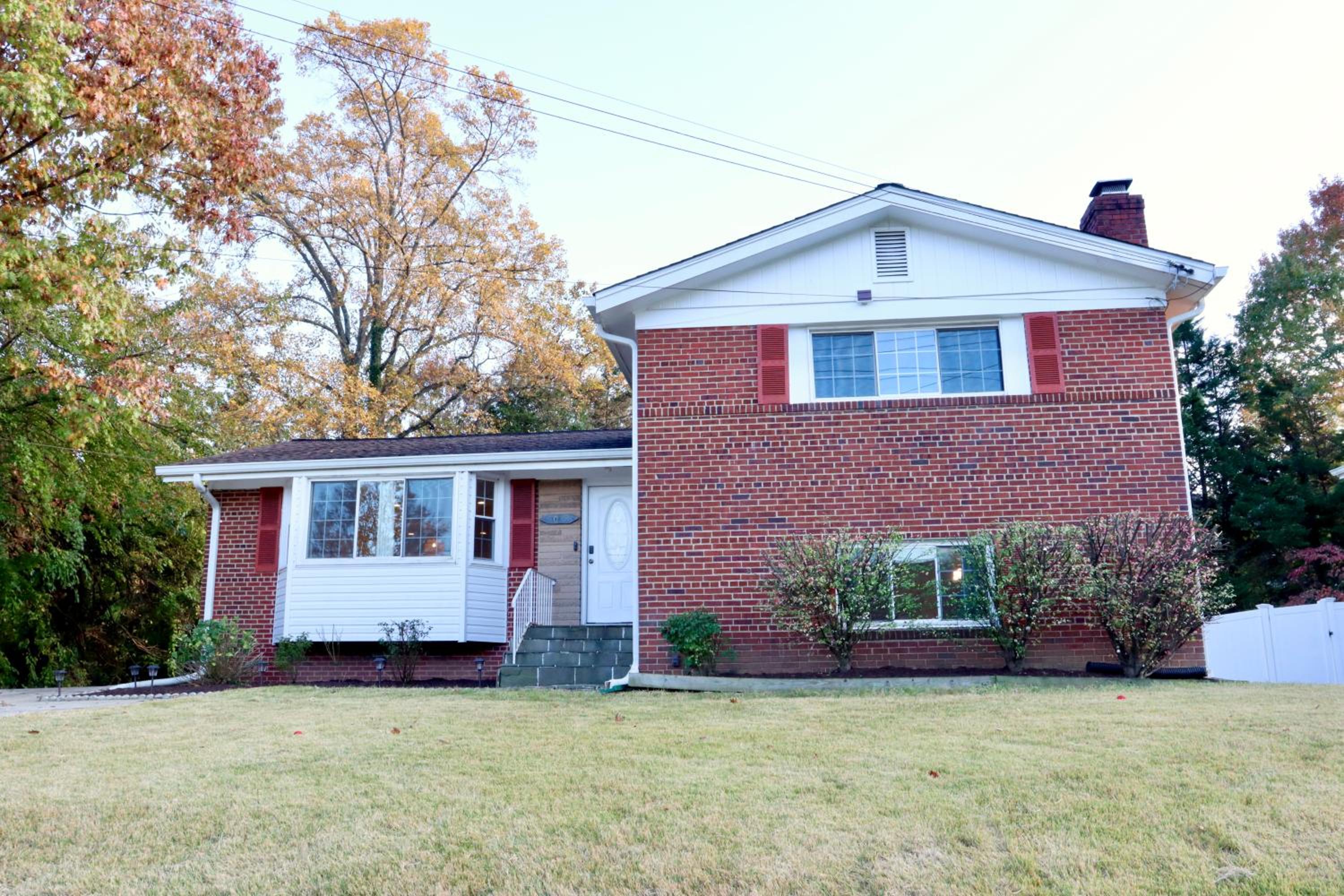 Cozy Modern 4 Bd 3 bath Retreat Free Private Parking sleep 8 view 5