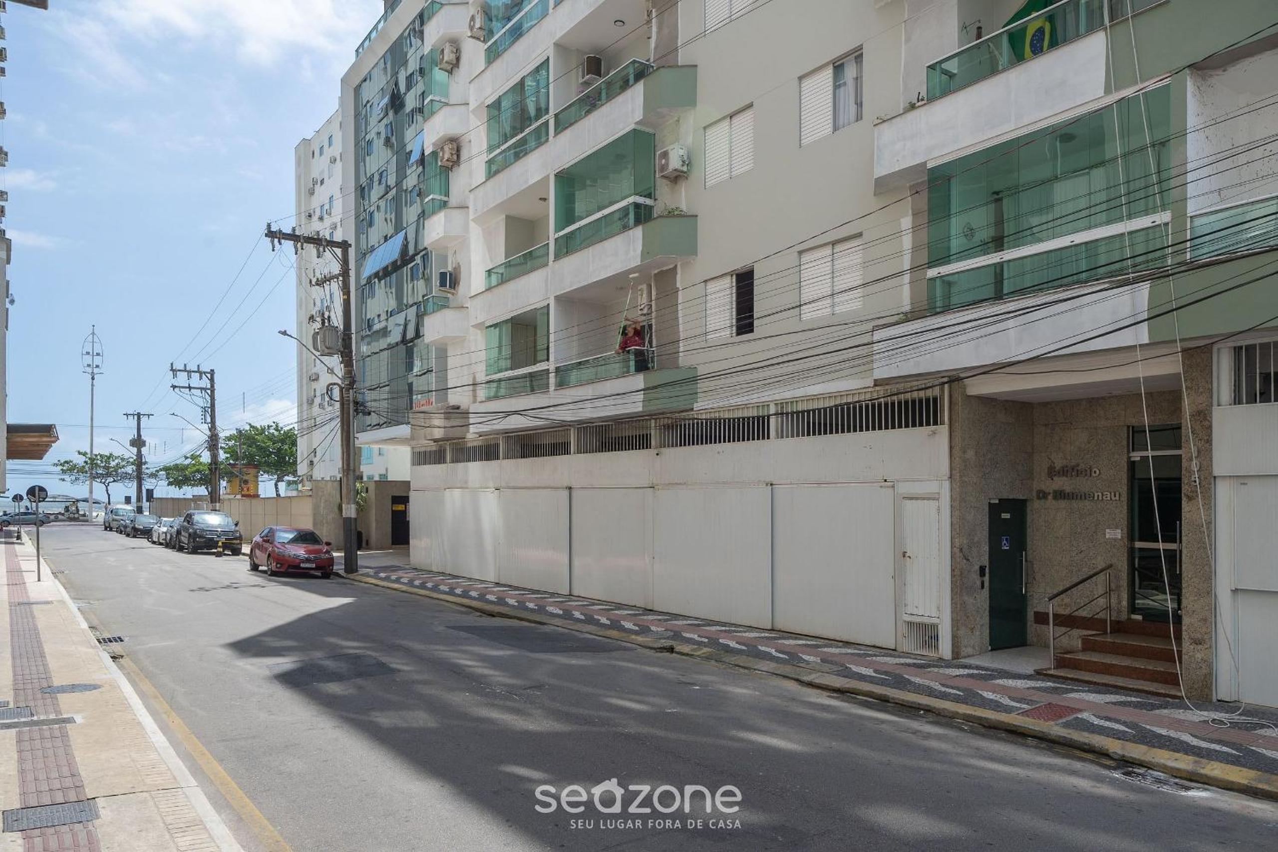 3BR apt 110m to beach, near BC sights – DRB0205