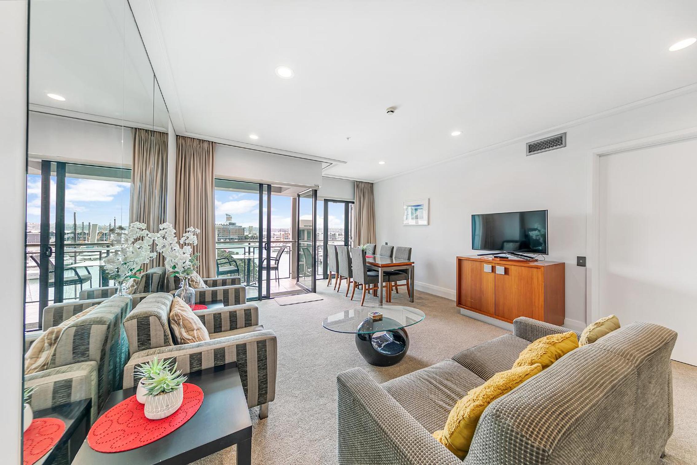 Sophisticated Spacious APT w Stunning Harbour View view 2