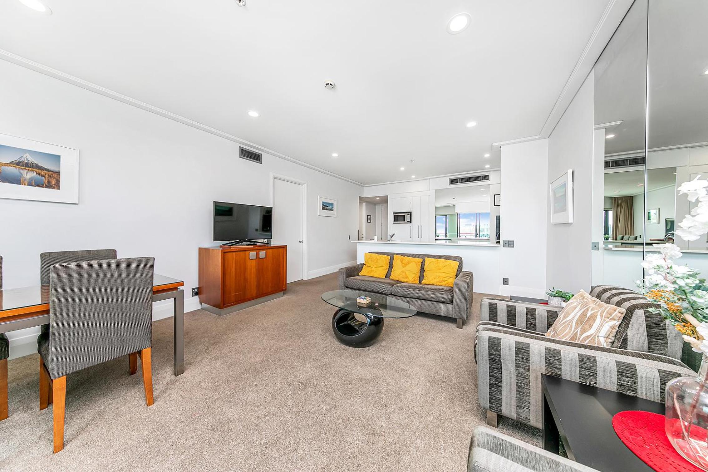 Sophisticated Spacious APT w Stunning Harbour View view 5