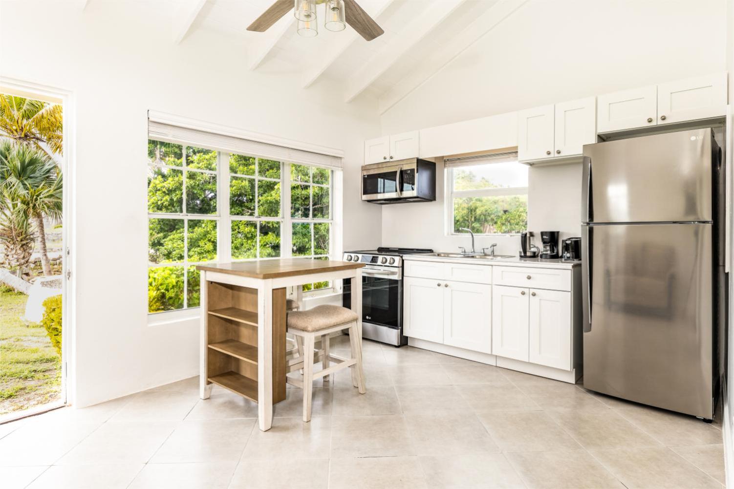 Tropical Bottle Creek Getaway with Kitchen, Free WiFi & On-Site Parking - Photo 5