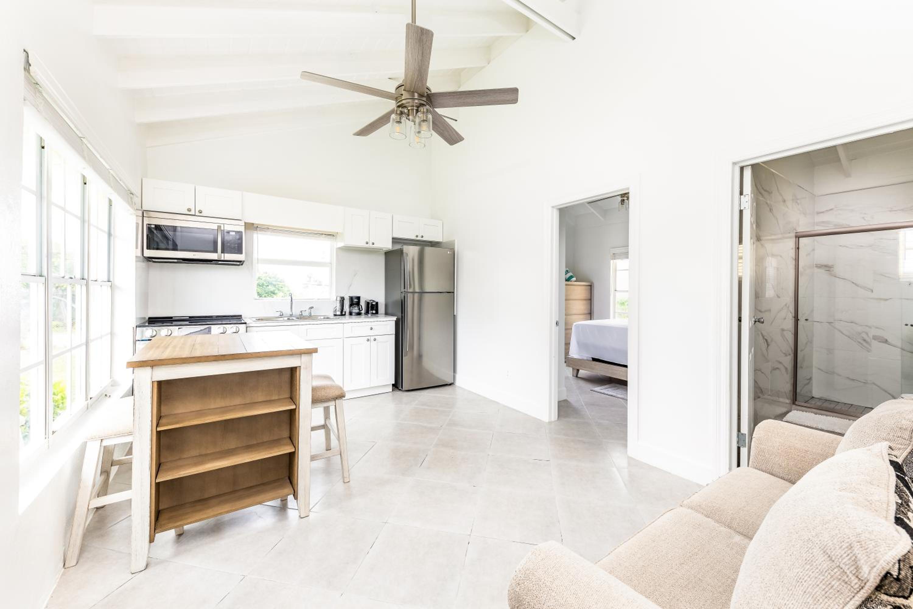 Tropical Bottle Creek Getaway with Kitchen, Free WiFi & On-Site Parking - Photo 8