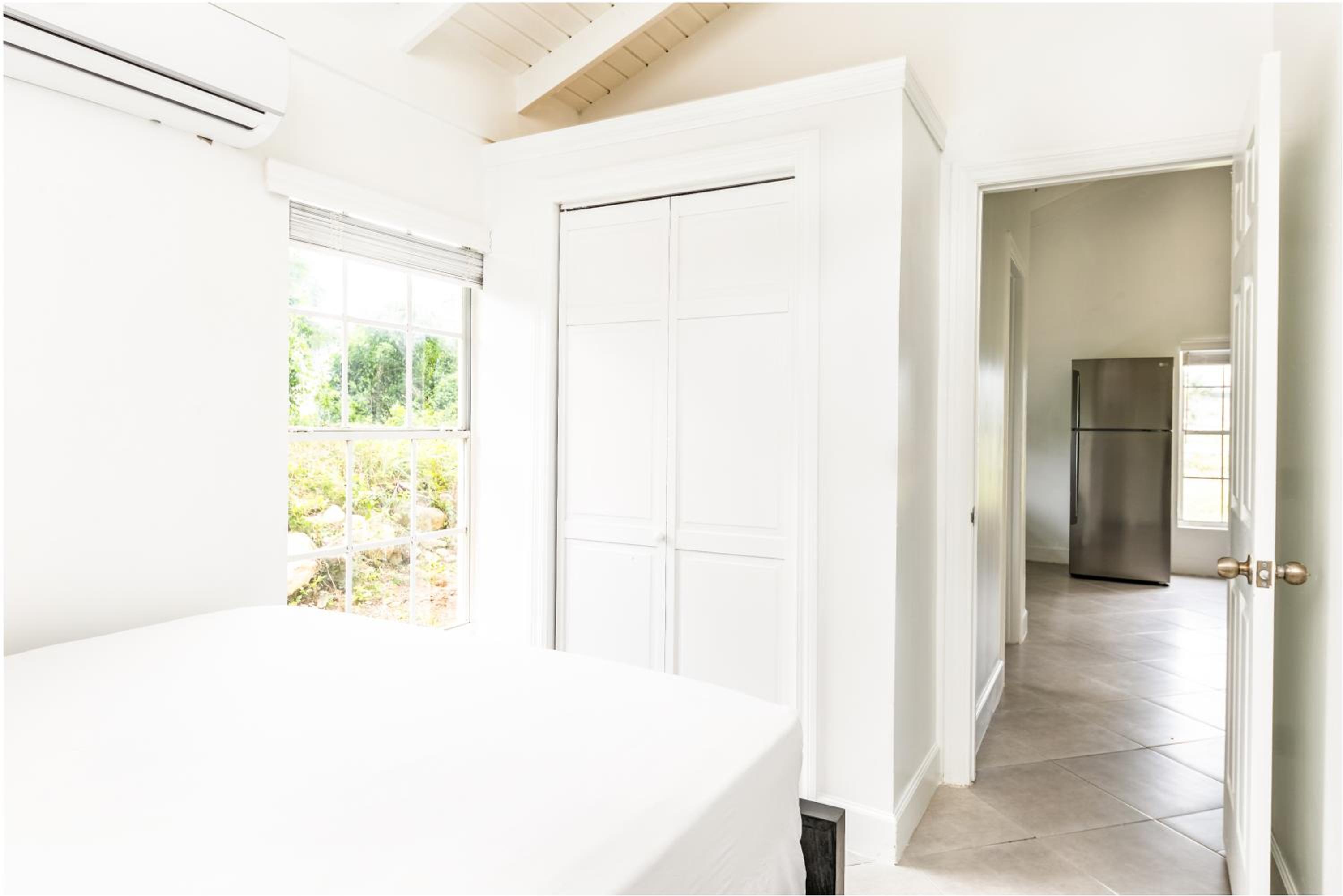 Tropical Bottle Creek Getaway with Kitchen, Free WiFi & On-Site Parking - Photo 16