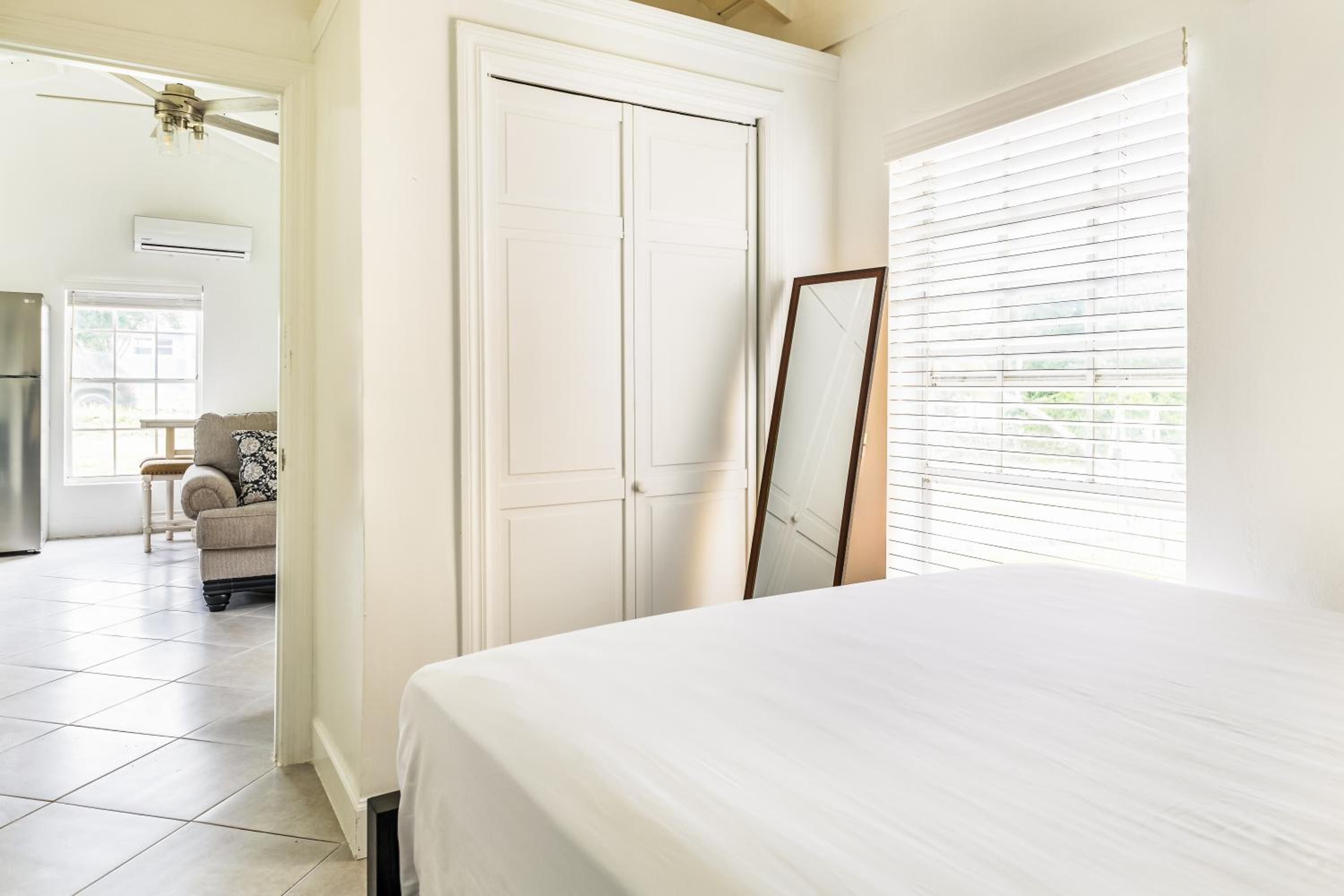 Tropical Bottle Creek Getaway with Kitchen, Free WiFi & On-Site Parking - Photo 15