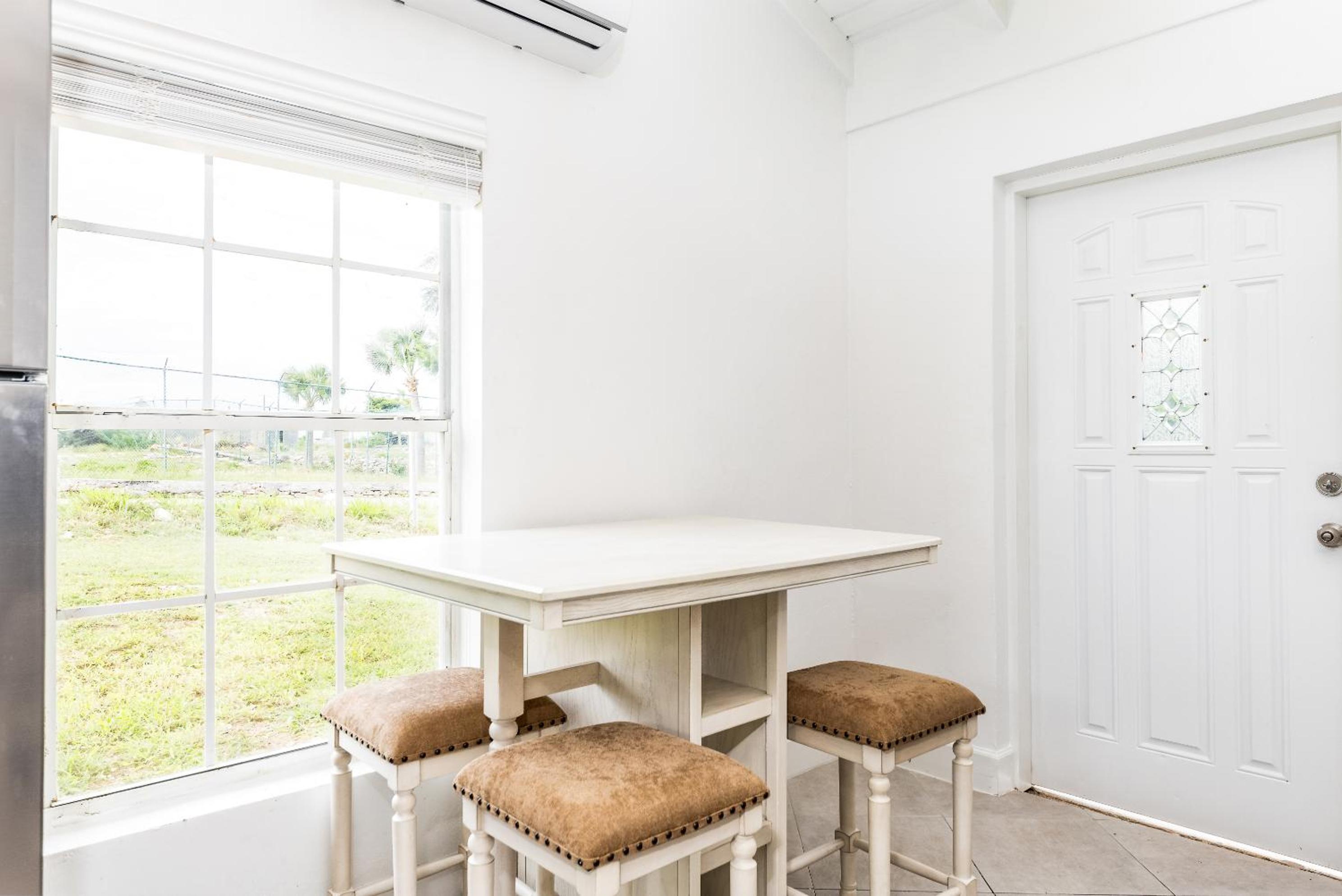 Tropical Bottle Creek Getaway with Kitchen, Free WiFi & On-Site Parking - Photo 18