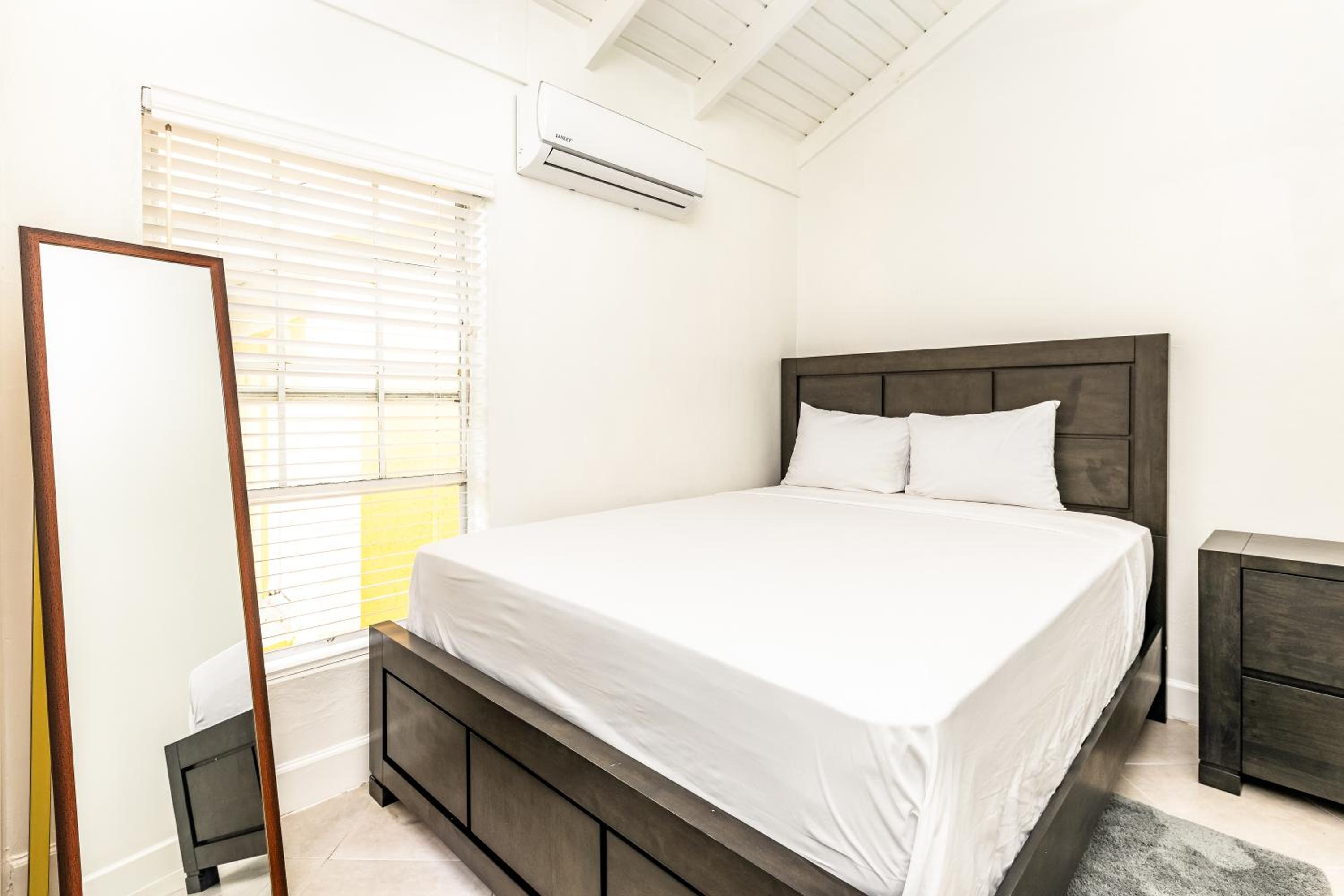 Tropical Bottle Creek Getaway with Kitchen, Free WiFi & On-Site Parking - Photo 17