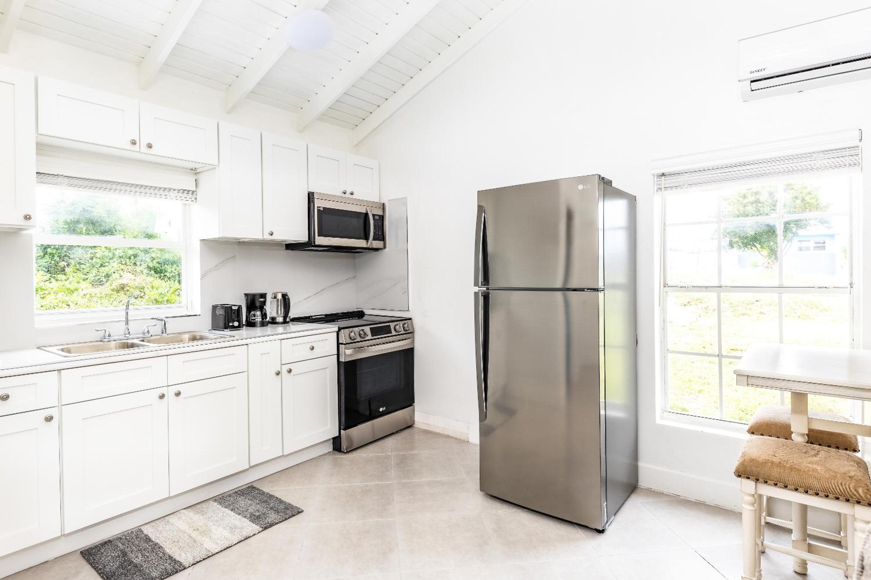 Tropical Bottle Creek Getaway with Kitchen, Free WiFi & On-Site Parking - Photo 19