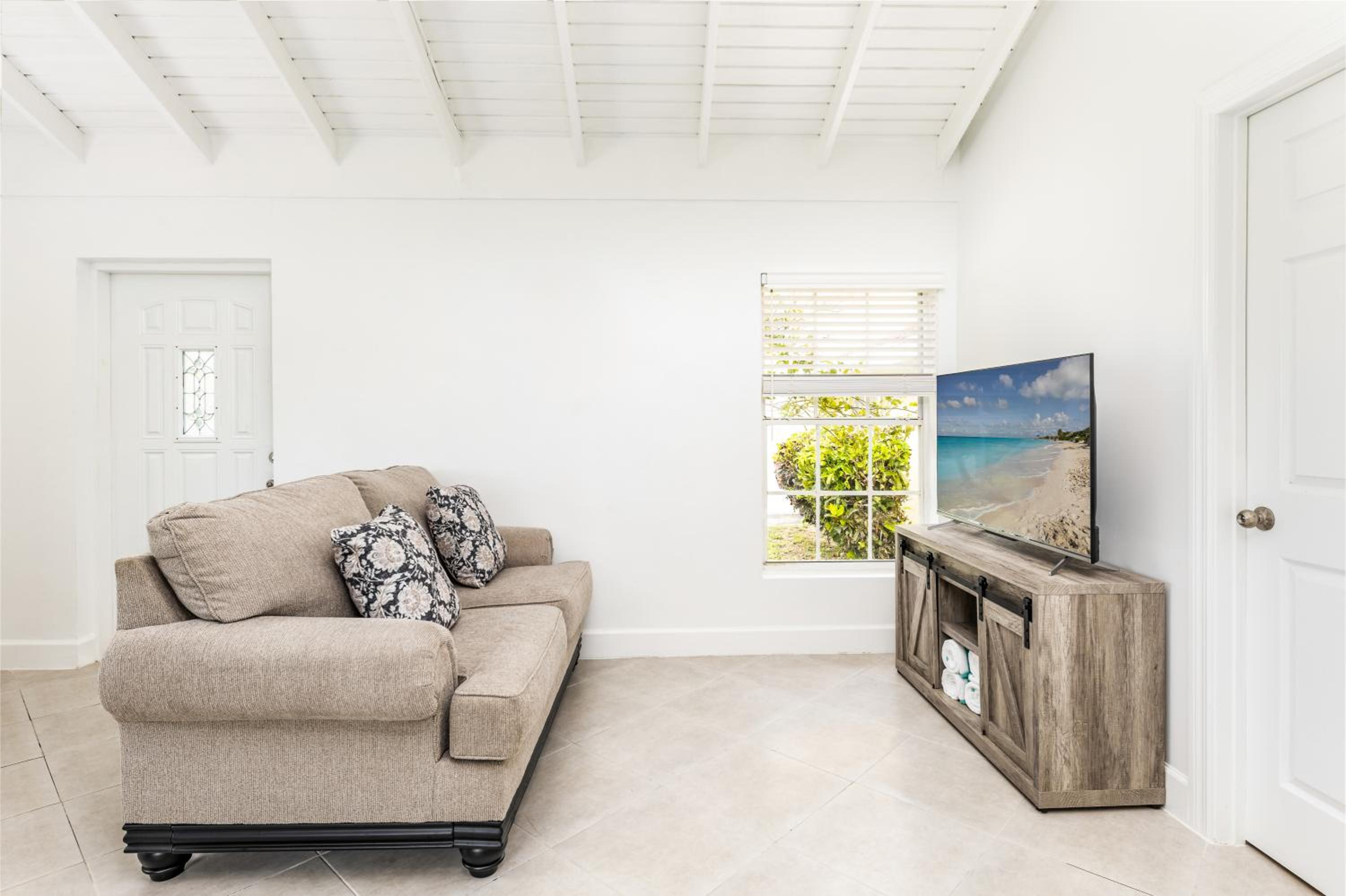 Tropical Bottle Creek Getaway with Kitchen, Free WiFi & On-Site Parking - Photo 20
