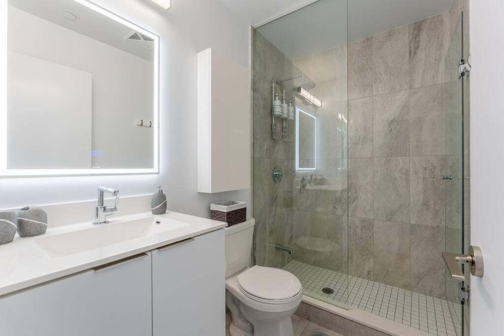 Perfect Toronto 3BR Luxe Condo - Huge Patio - Pool - Parking