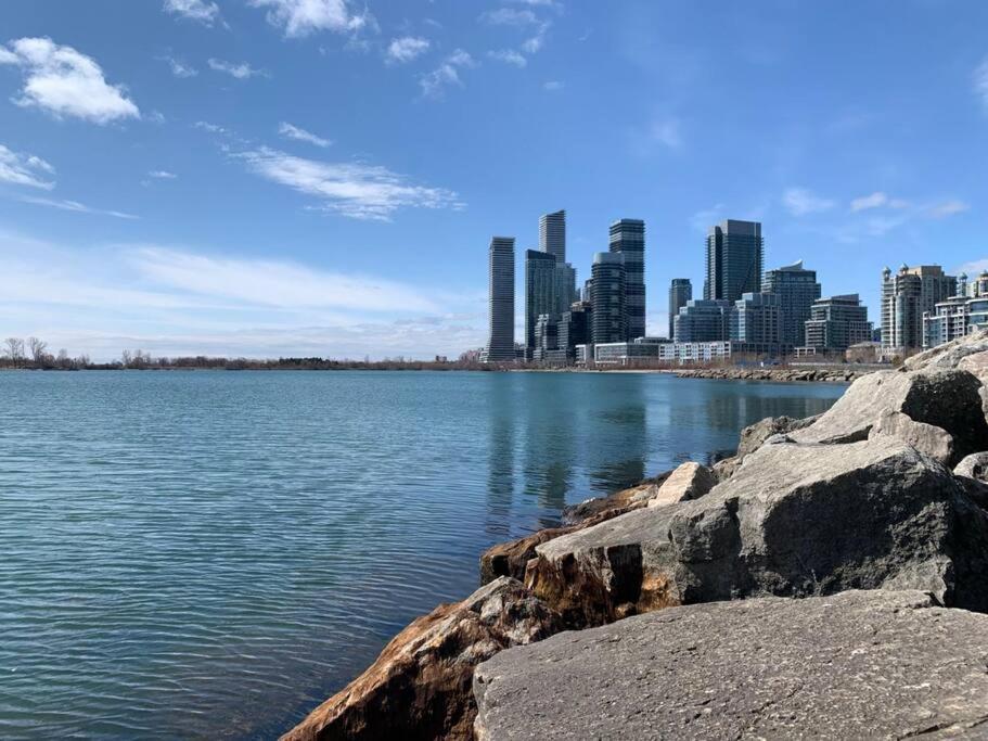 Perfect Toronto 3BR Luxe Condo - Huge Patio - Pool - Parking