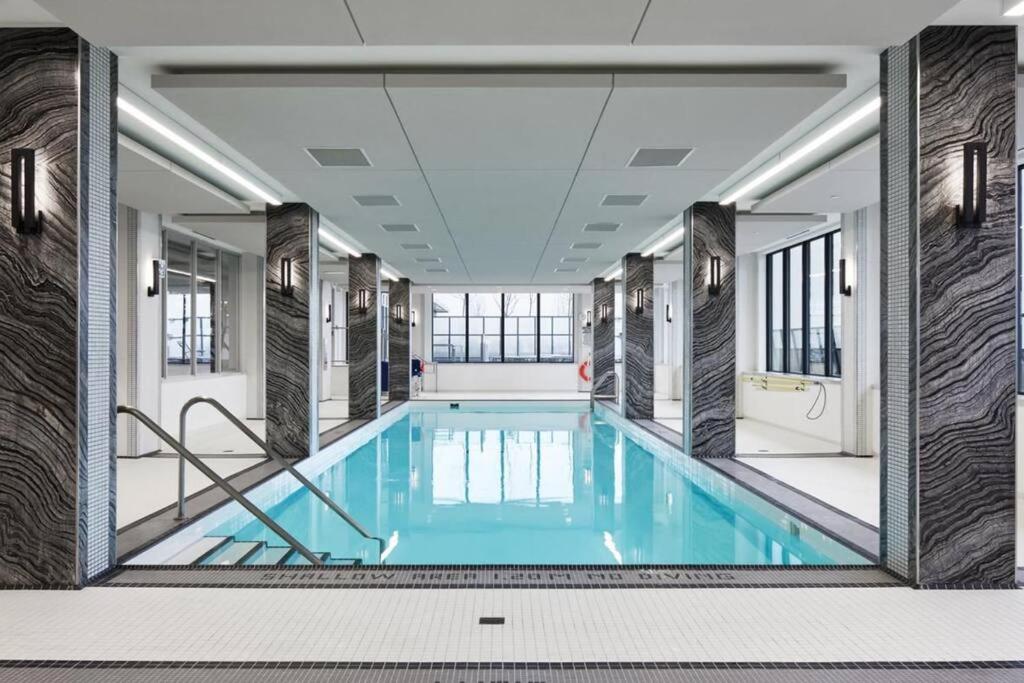 Perfect Toronto 3BR Luxe Condo - Huge Patio - Pool - Parking