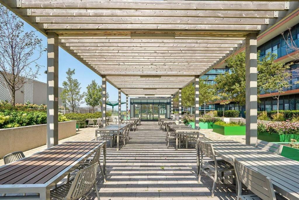 Perfect Toronto 3BR Luxe Condo - Huge Patio - Pool - Parking