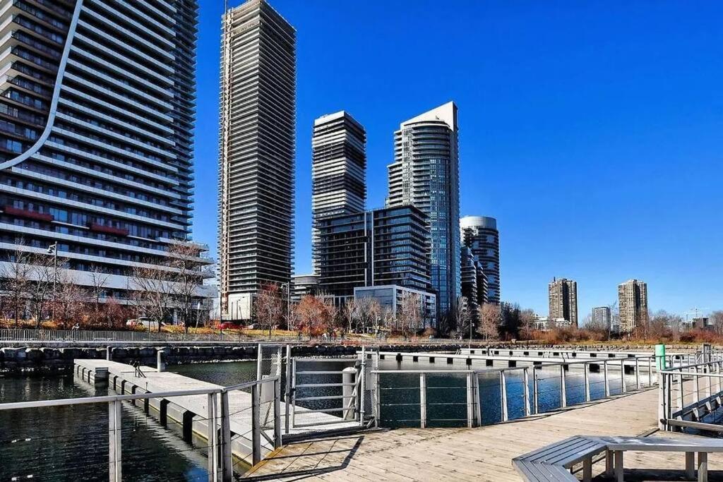Perfect Toronto 3BR Luxe Condo - Huge Patio - Pool - Parking