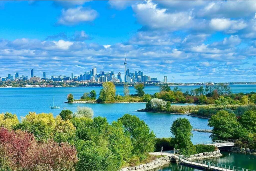 Perfect Toronto 3BR Luxe Condo - Huge Patio - Pool - Parking