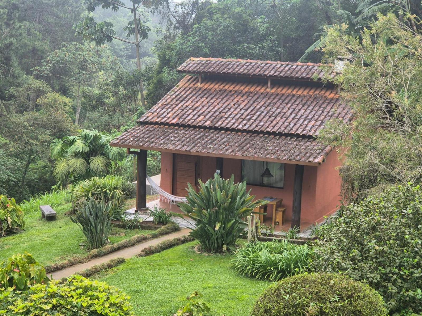 Hotel Chalé das Montanhas - Cachoeira particular dentro da hospedagem - Image 1