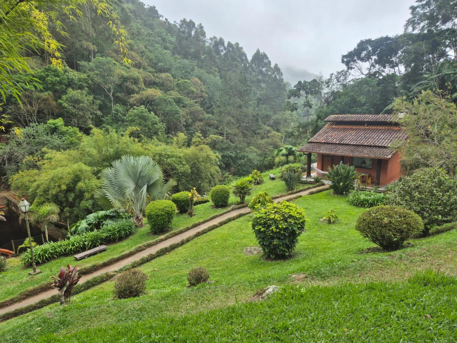 Chalé da Cachoeira - Cachoeira particular dentro da hospedagem