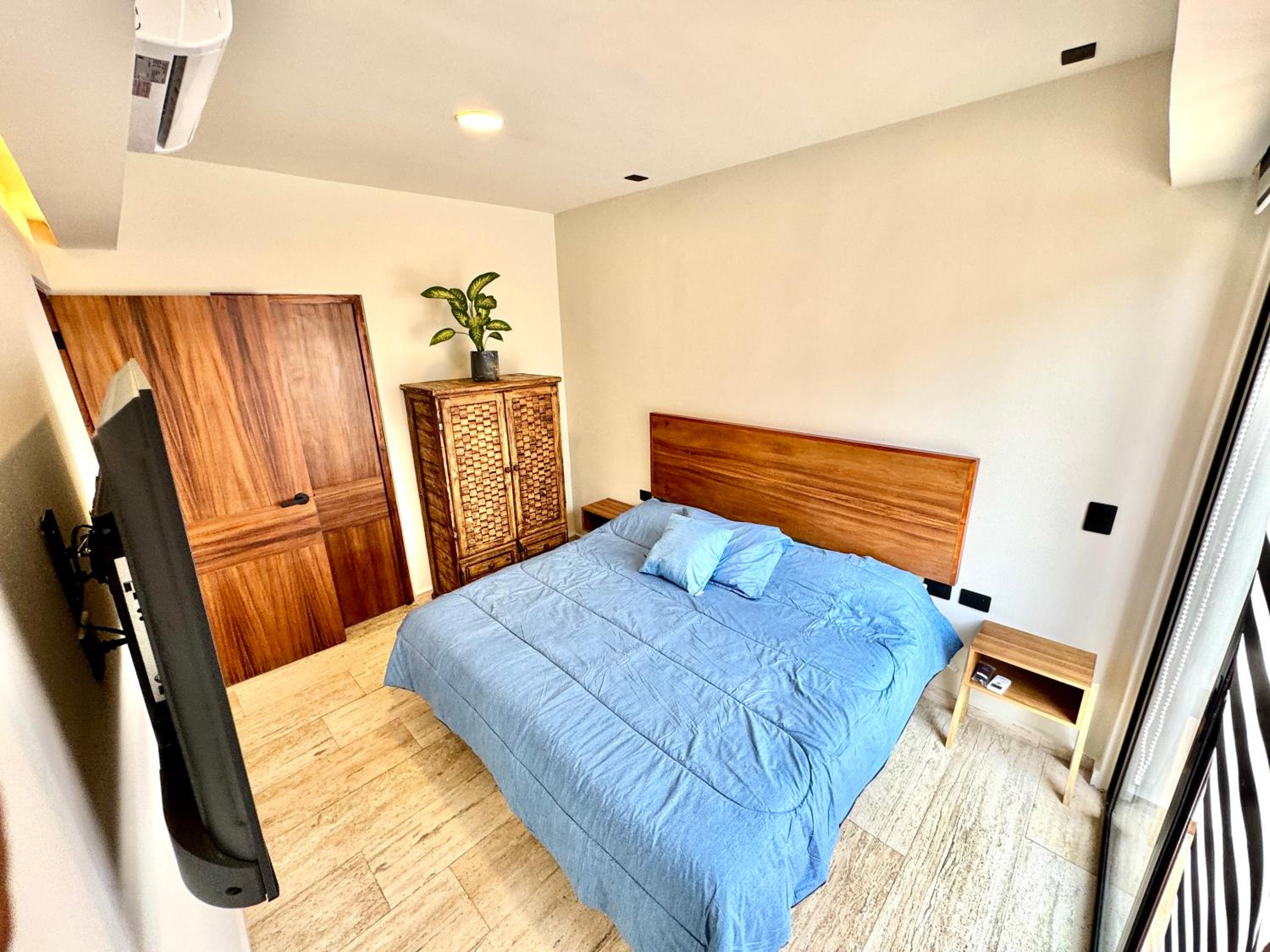 Chic 2BR Condo, Private Jacuzzi and 2 Free Bikes view 5