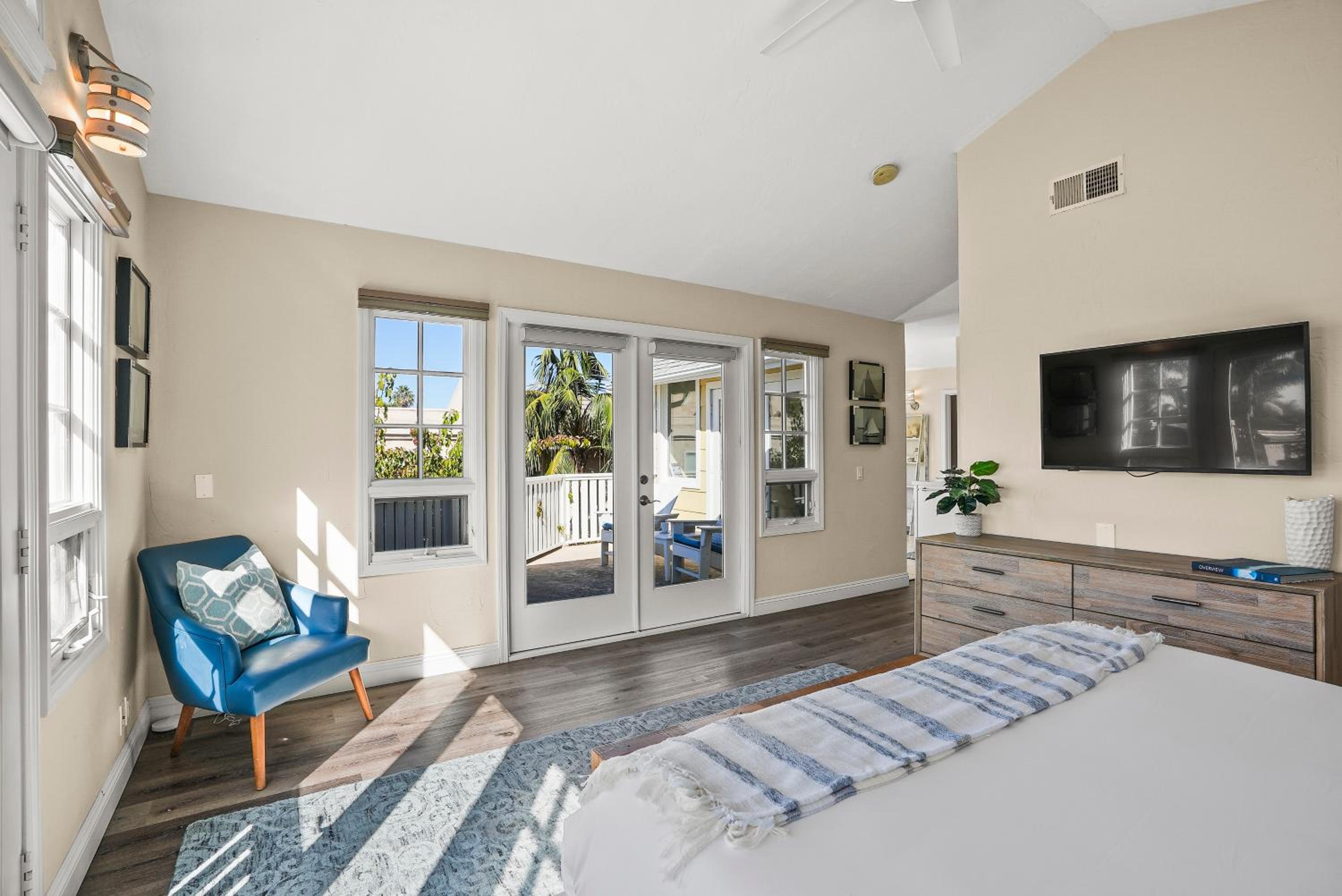 Lovely home with backyard oasis & great WiFi - walk to La Jolla Village, dogs OK view 2